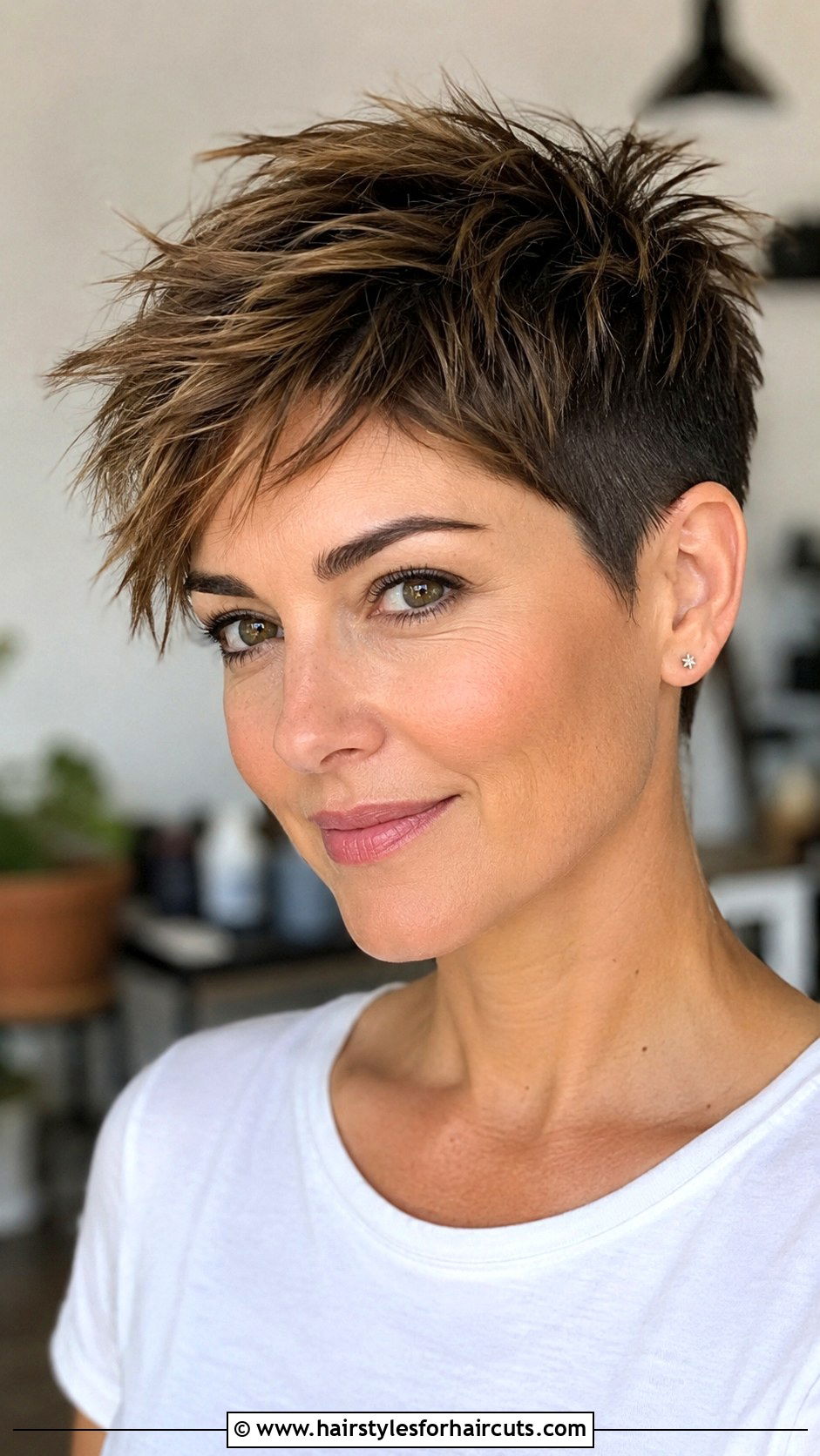 Short Textured Pixie Cut - 25 haircuts pictures woman - 25 haircuts pictures woman
