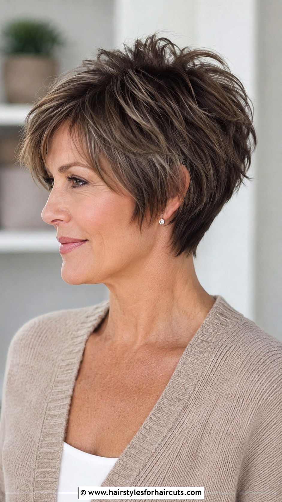 Short Textured Wedge - 25 short haircuts for voluminous hair - 25 short haircuts for voluminous hair