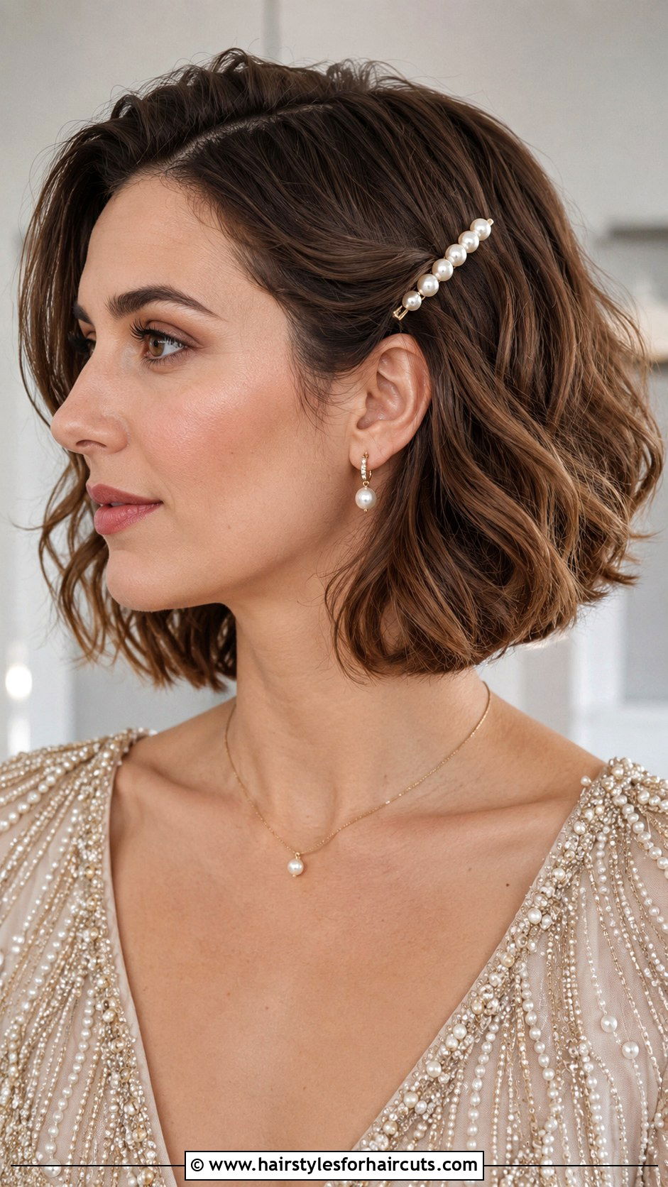 Short Wavy Bob With Accessories - 25 1920s hairstyles for short hair - 25 1920s hairstyles for short hair
