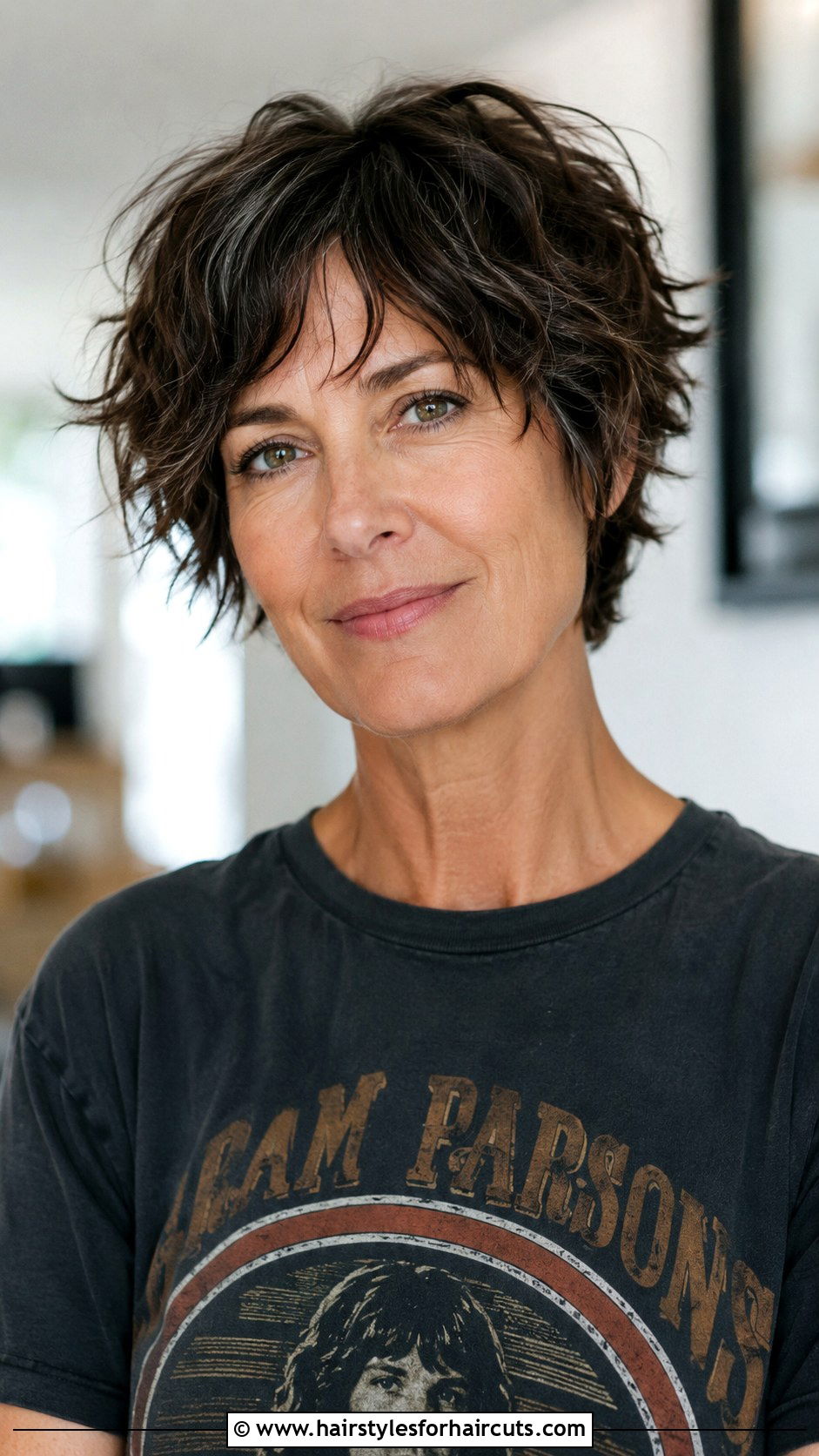 Short Wavy Shag - 25 hairstyles for wavy hair women over 50 - 25 hairstyles for wavy hair women over 50