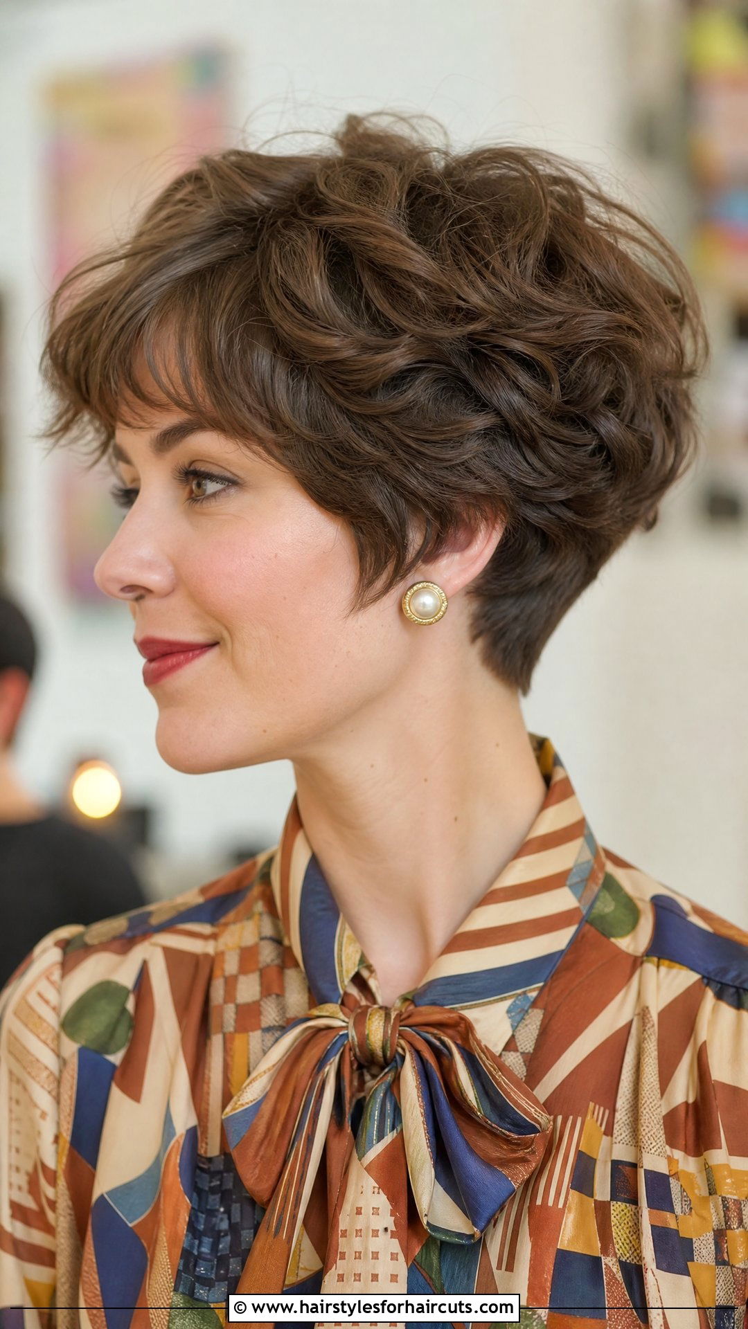Short Wavy Wedge Haircut - 25 women haircuts for wavy hair - 25 women haircuts for wavy hair