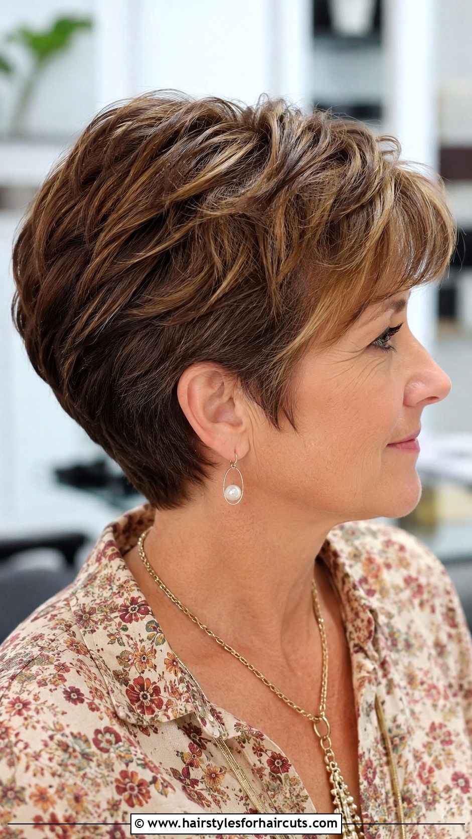 Short Wedge Cut - 25 hairstyles for thinning hair women - 25 hairstyles for thinning hair women