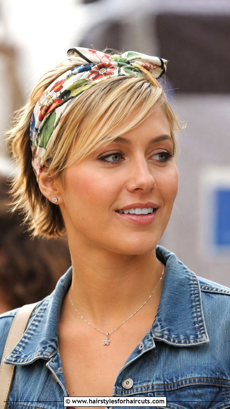 Short Y2K Hair With Bandana - 25 y2k hairstyles for short hair - 25 y2k hairstyles for short hair