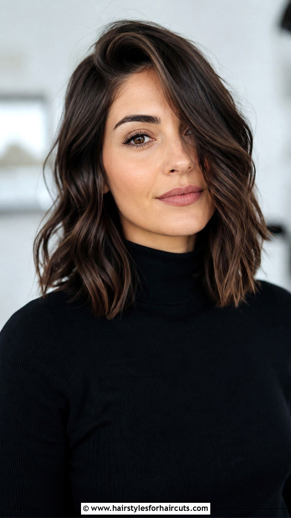 Shoulder Length Wavy Lob - 25 haircuts for wavy hair round face - 25 haircuts for wavy hair round face