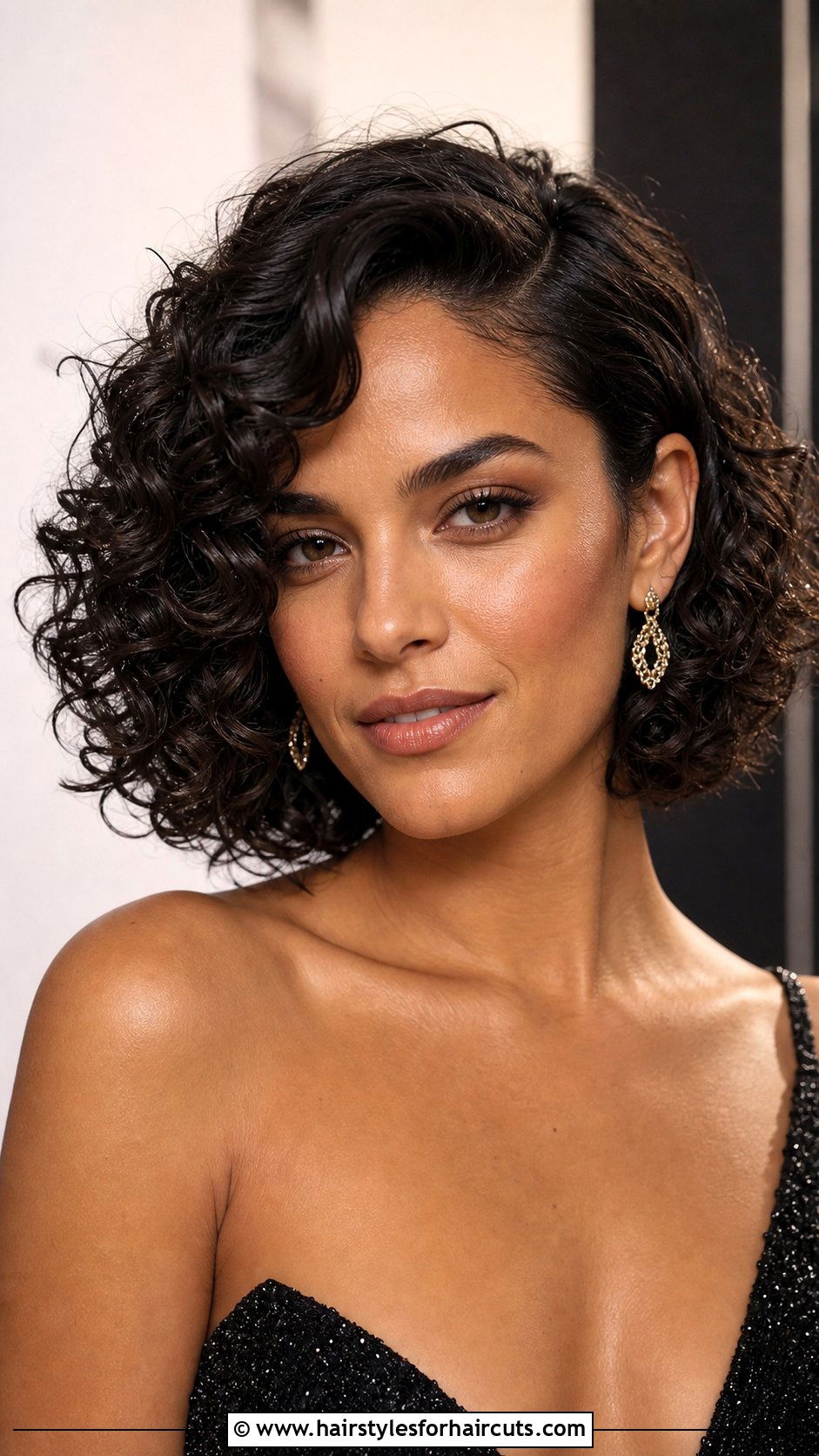 Side Part Curly Bob - 25 women curly hairstyles - 25 women curly hairstyles