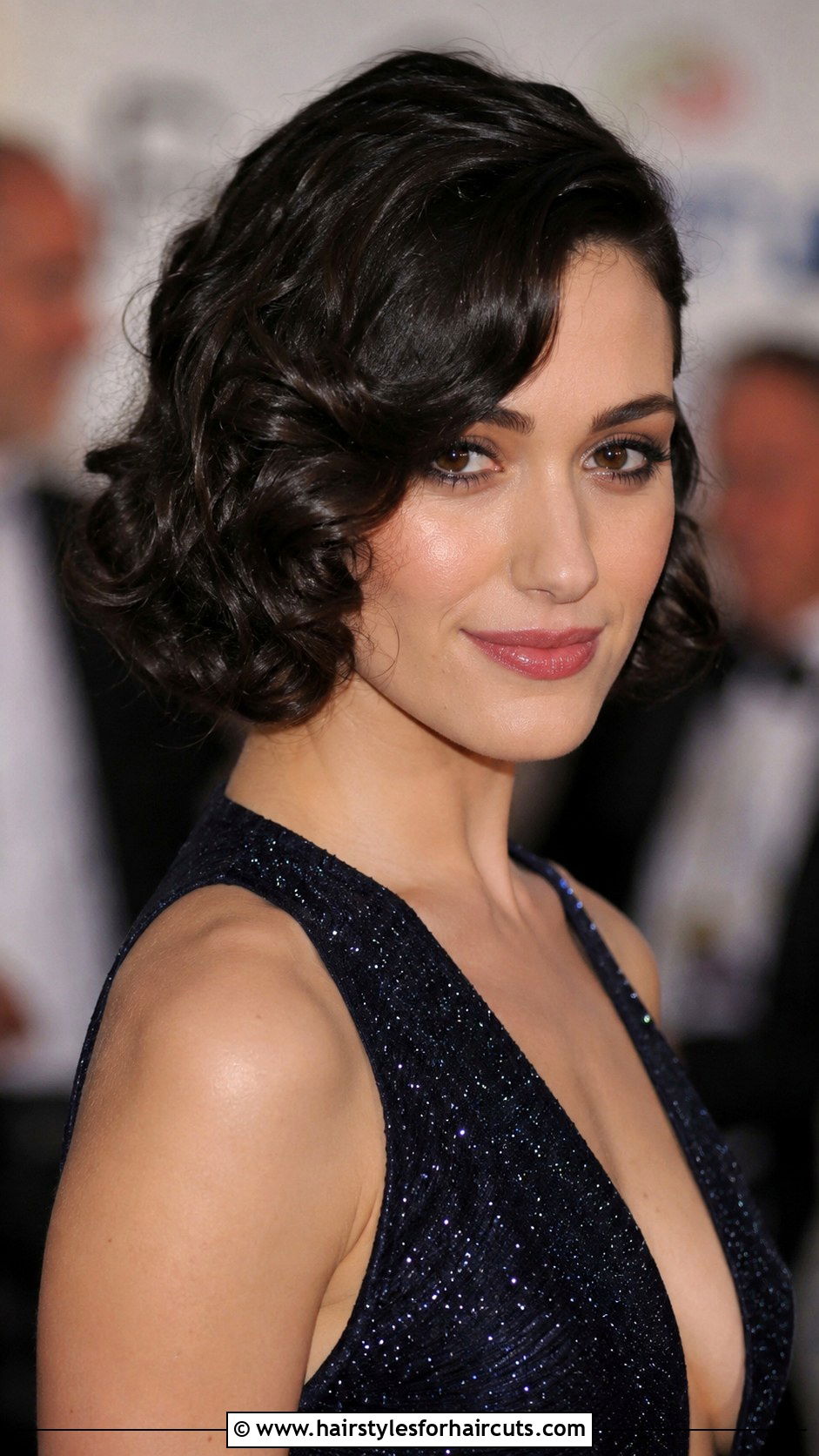 Side Part Curly Bob - 25 black hairstyles for curly hair - 25 black hairstyles for curly hair