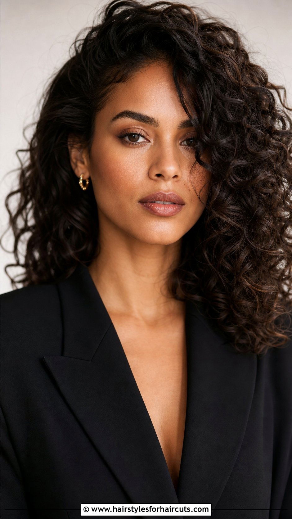 Side Part Curly Hairstyle - 25 interview hairstyles for curly hair - 25 interview hairstyles for curly hair