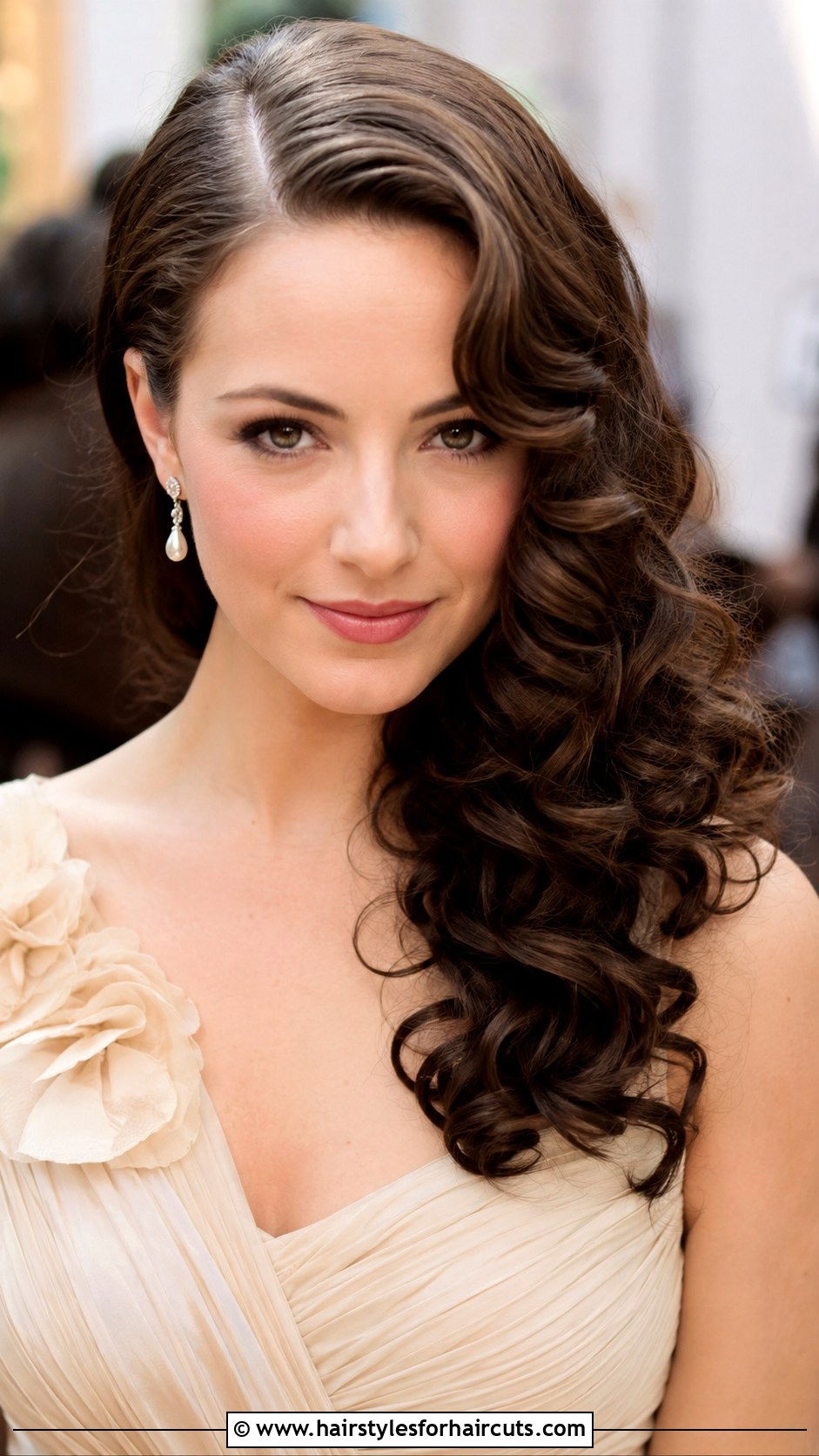 Side Part Loose Curls - 25 curly hair quince hairstyles - 25 curly hair quince hairstyles