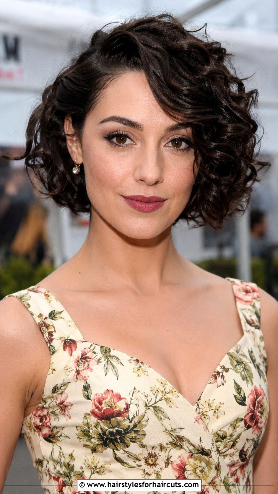 Side Parted Curly Bob - 25 hairstyles for naturally curly hair medium length - 25 hairstyles for naturally curly hair medium length