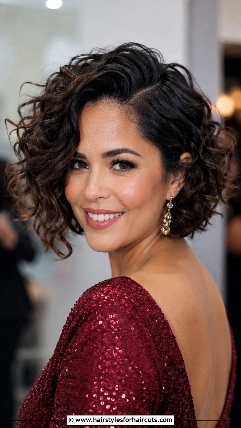 Side Parted Curly Bob - 25 christmas hairstyles for curly hair - 25 christmas hairstyles for curly hair