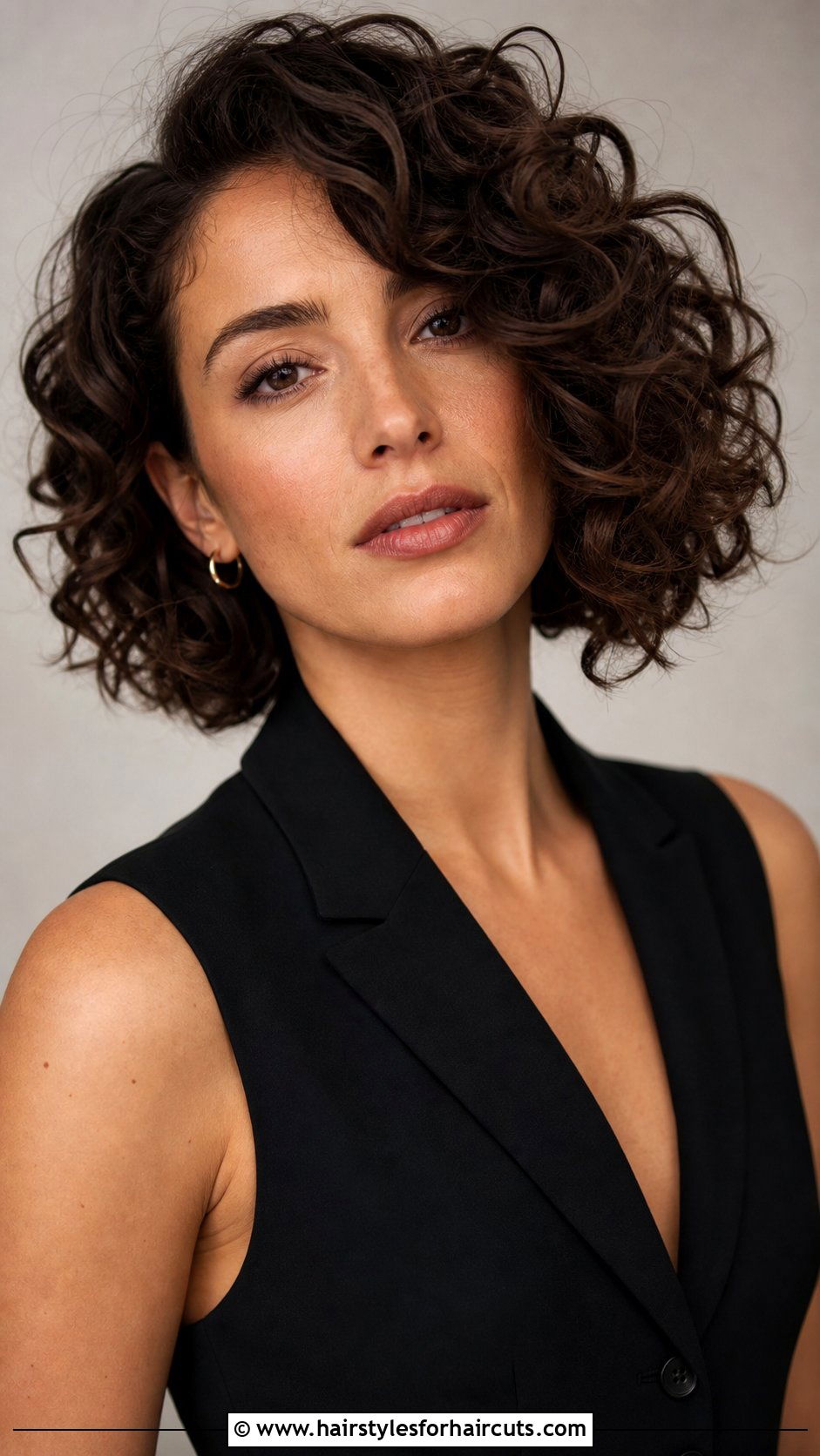 Side Parted Curly Bob - 25 curly hair work hairstyles - 25 curly hair work hairstyles