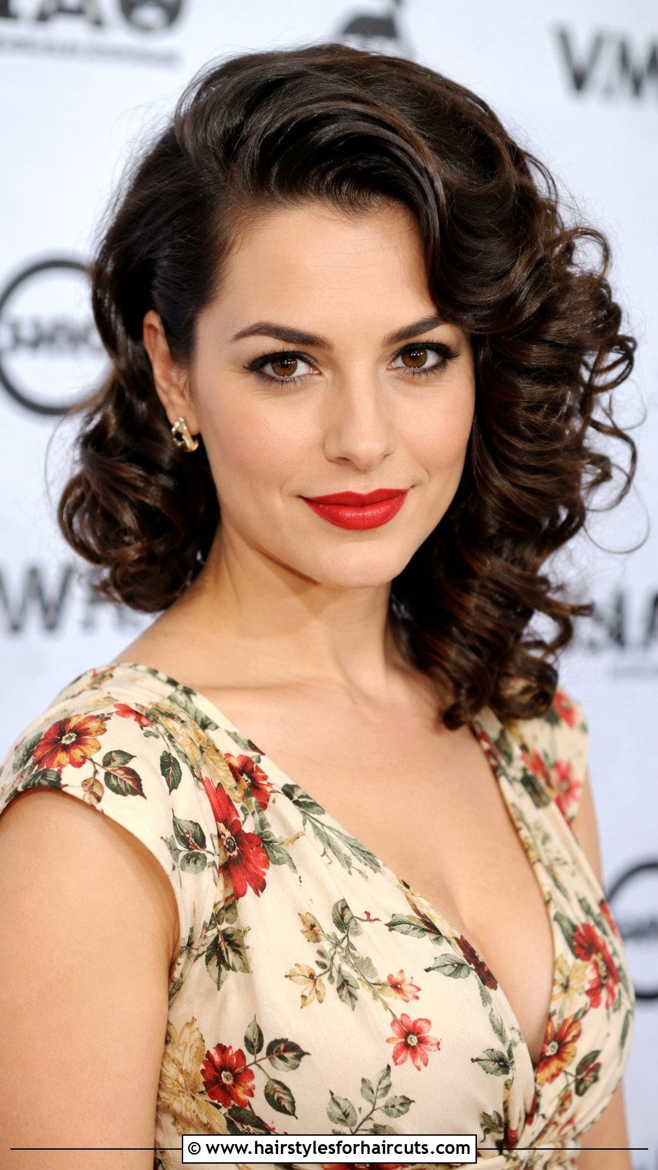 Side Parted Curly Hairstyle - 25 elegant curly hairstyles - 25 elegant curly hairstyles