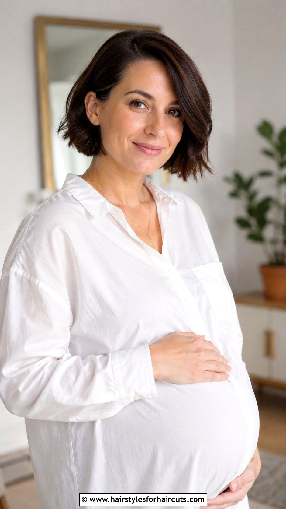 Side Parted Short Bob - 25 best haircuts for pregnant woman - 25 best haircuts for pregnant woman