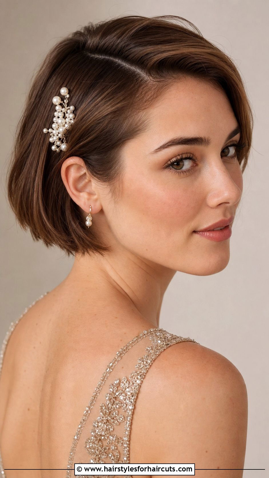 Side Parted Short Hair With Comb Accessory - 25 quince hairstyles for short hair - 25 quince hairstyles for short hair