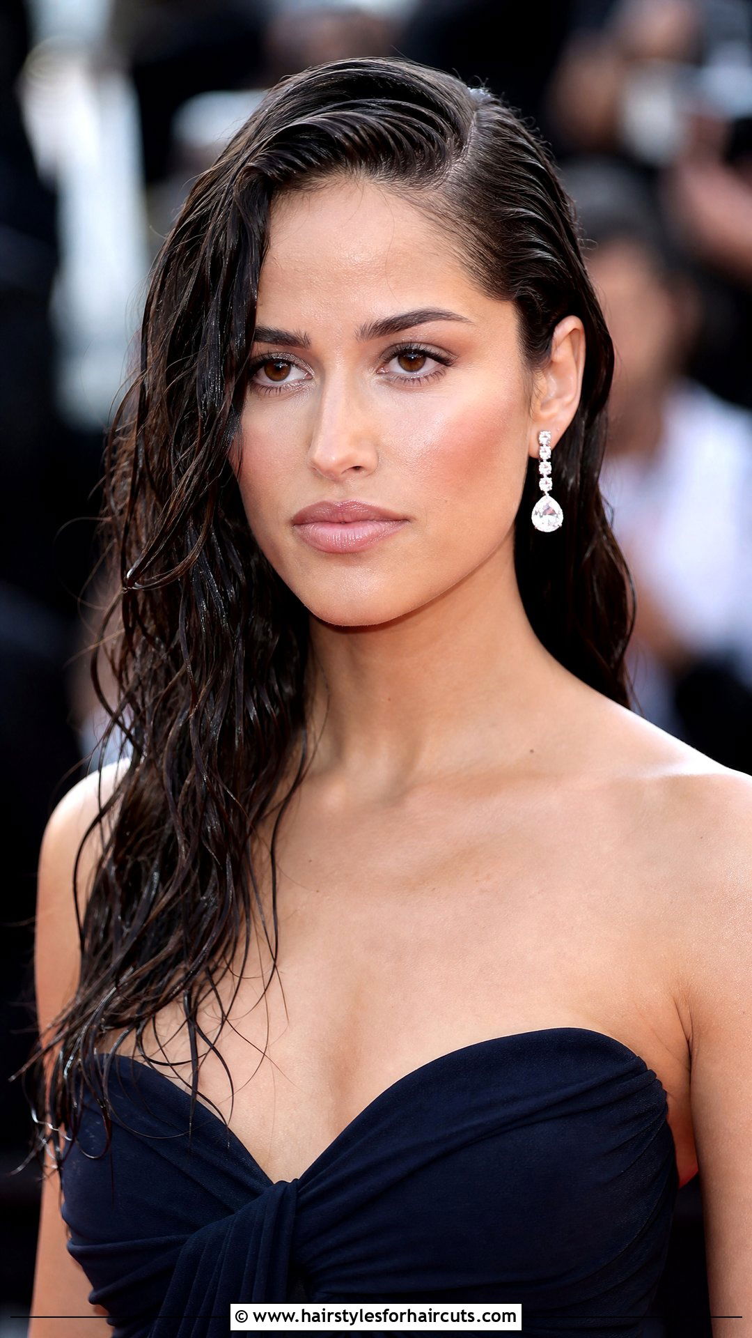 Side Parted Wet Wavy Hair - 25 wet and wavy short hairstyles - 25 wet and wavy short hairstyles