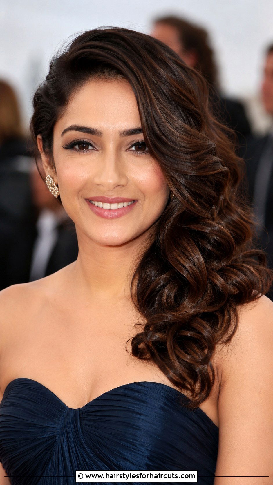 Side Swept Curls - 25 date night hairstyles for thin hair - 25 date night hairstyles for thin hair