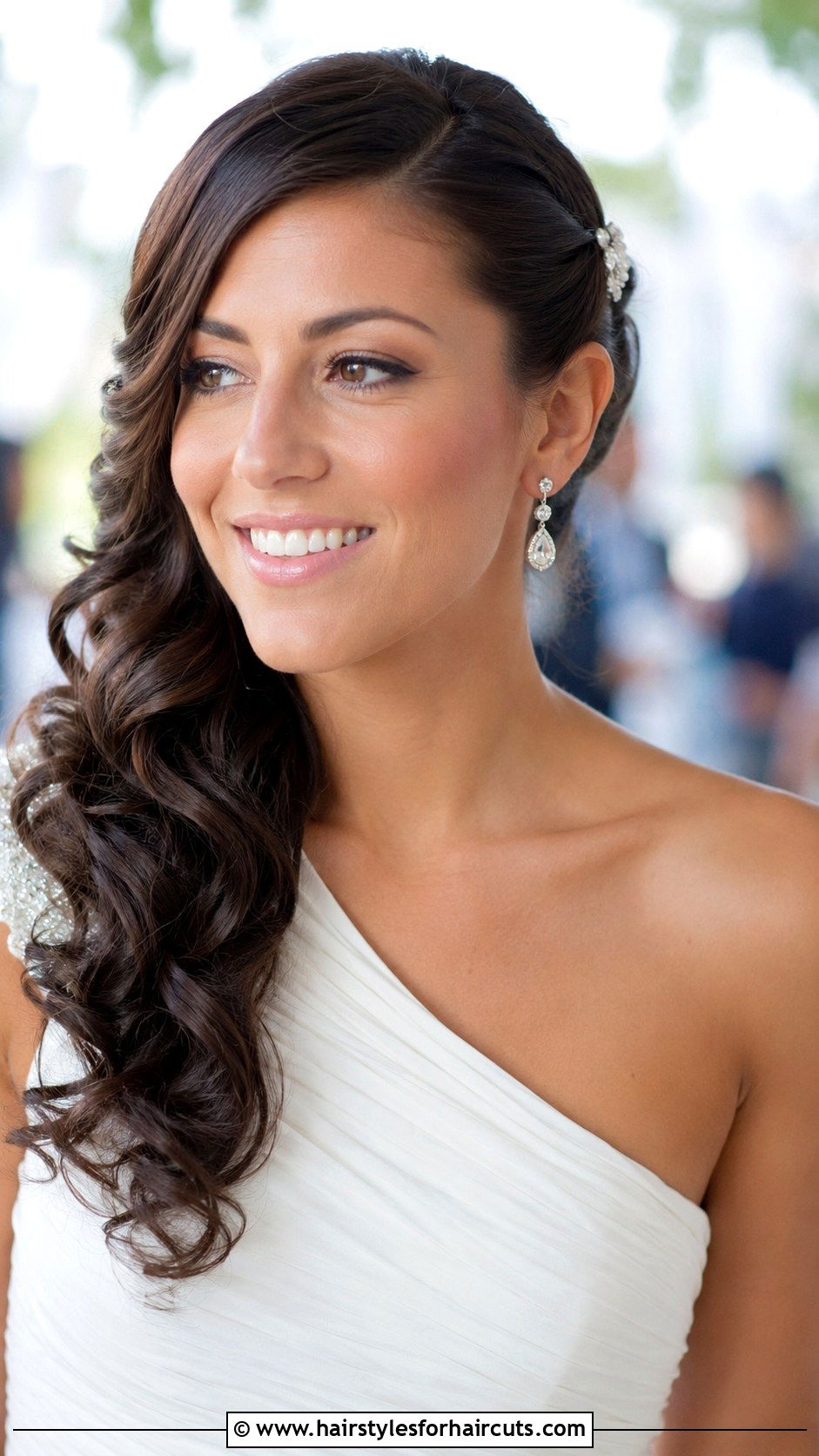 Side Swept Curls Wedding - 25 bridal hairstyles for medium hair - 25 bridal hairstyles for medium hair