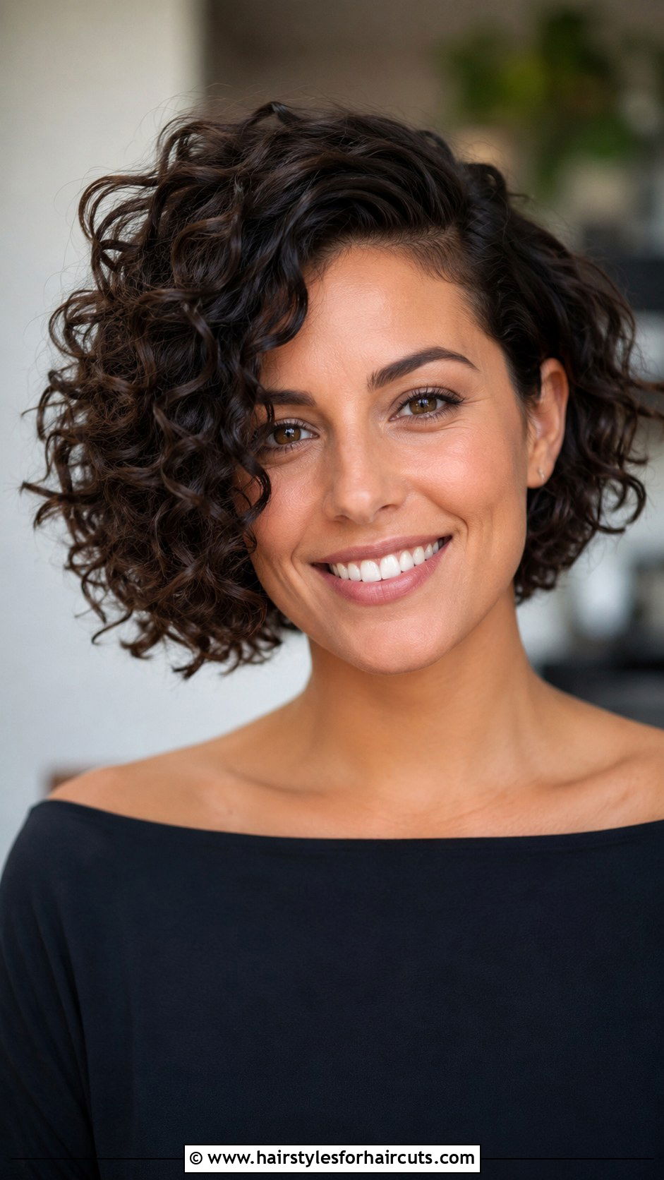 Side Swept Curly Bob - 25 curly hair 1930s hairstyles - 25 curly hair 1930s hairstyles
