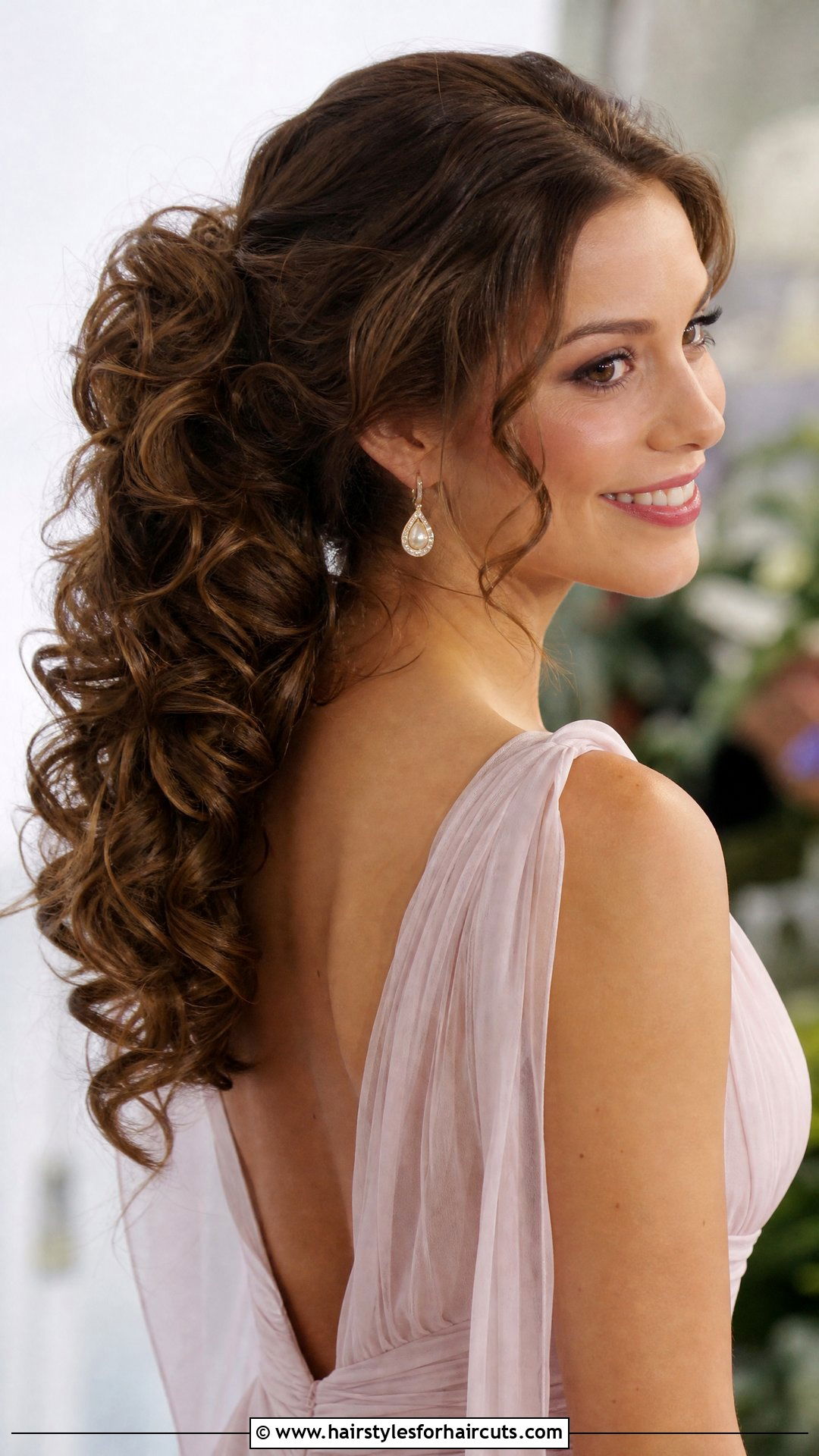 Side Swept Curly Ponytail - 25 cute hairstyles for frizzy curly hair - 25 cute hairstyles for frizzy curly hair