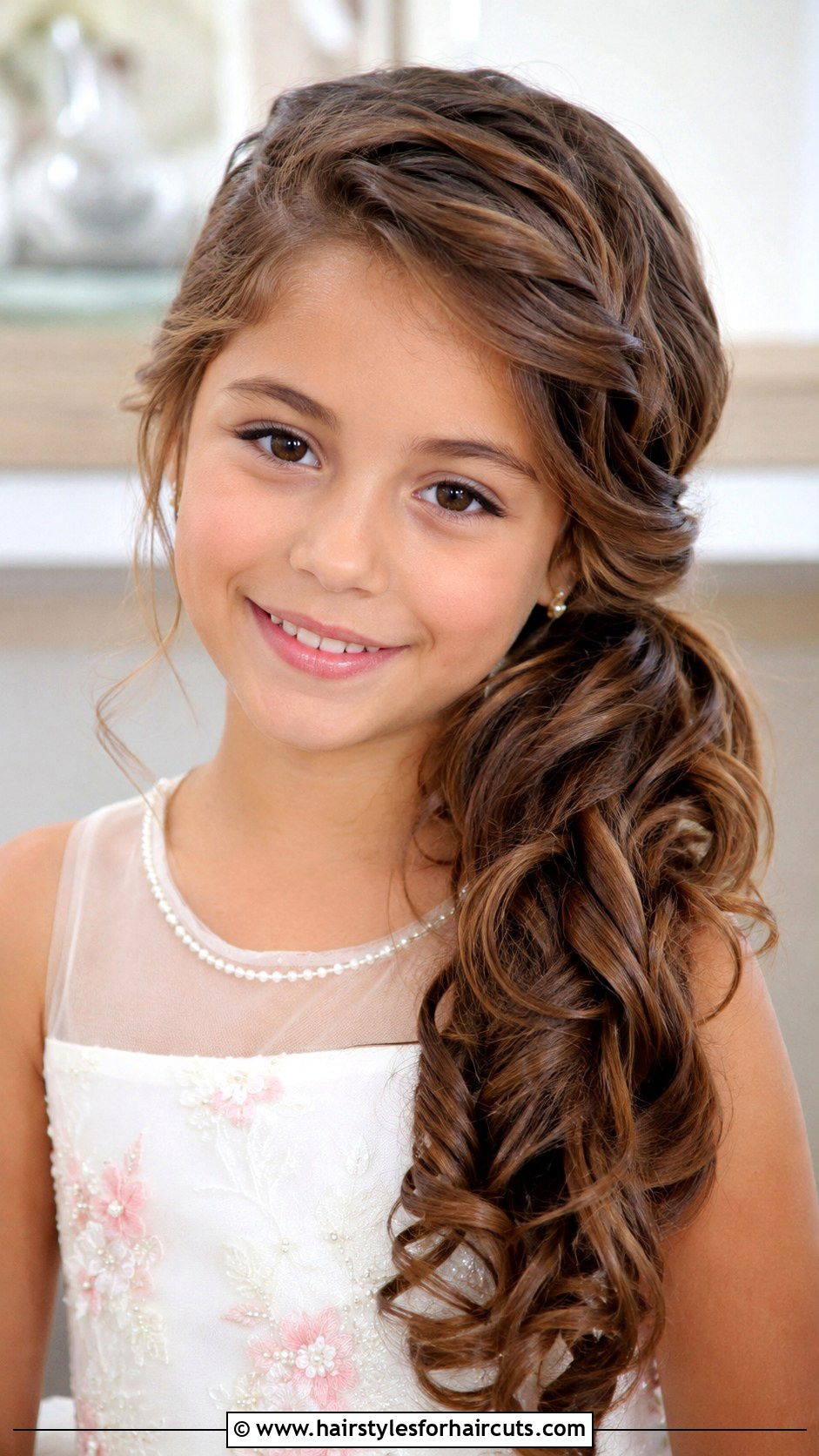 Side Swept Curly Ponytail - 25 cute hairstyles for girls with curly hair - 25 cute hairstyles for girls with curly hair
