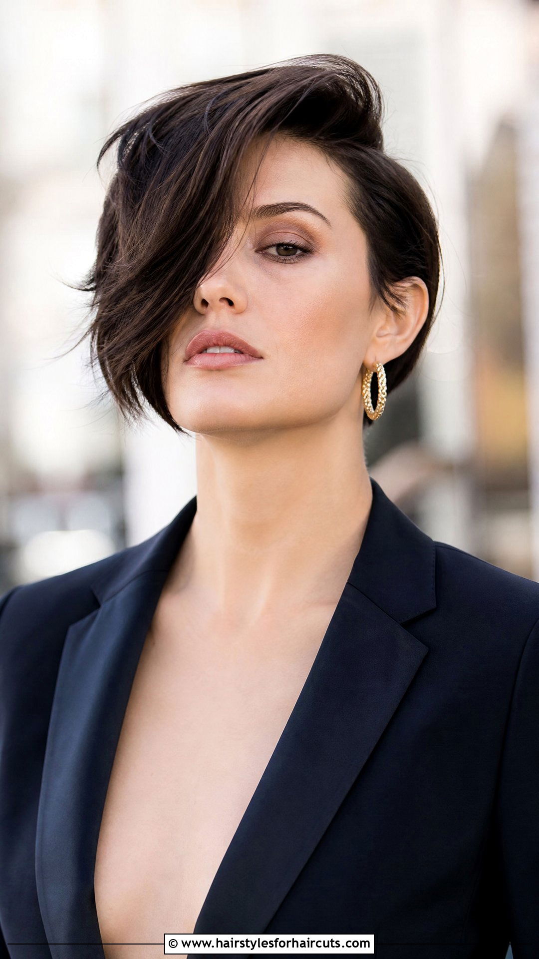 Side Swept Deep Part Short Hair - 25 travel hairstyles for short hair - 25 travel hairstyles for short hair
