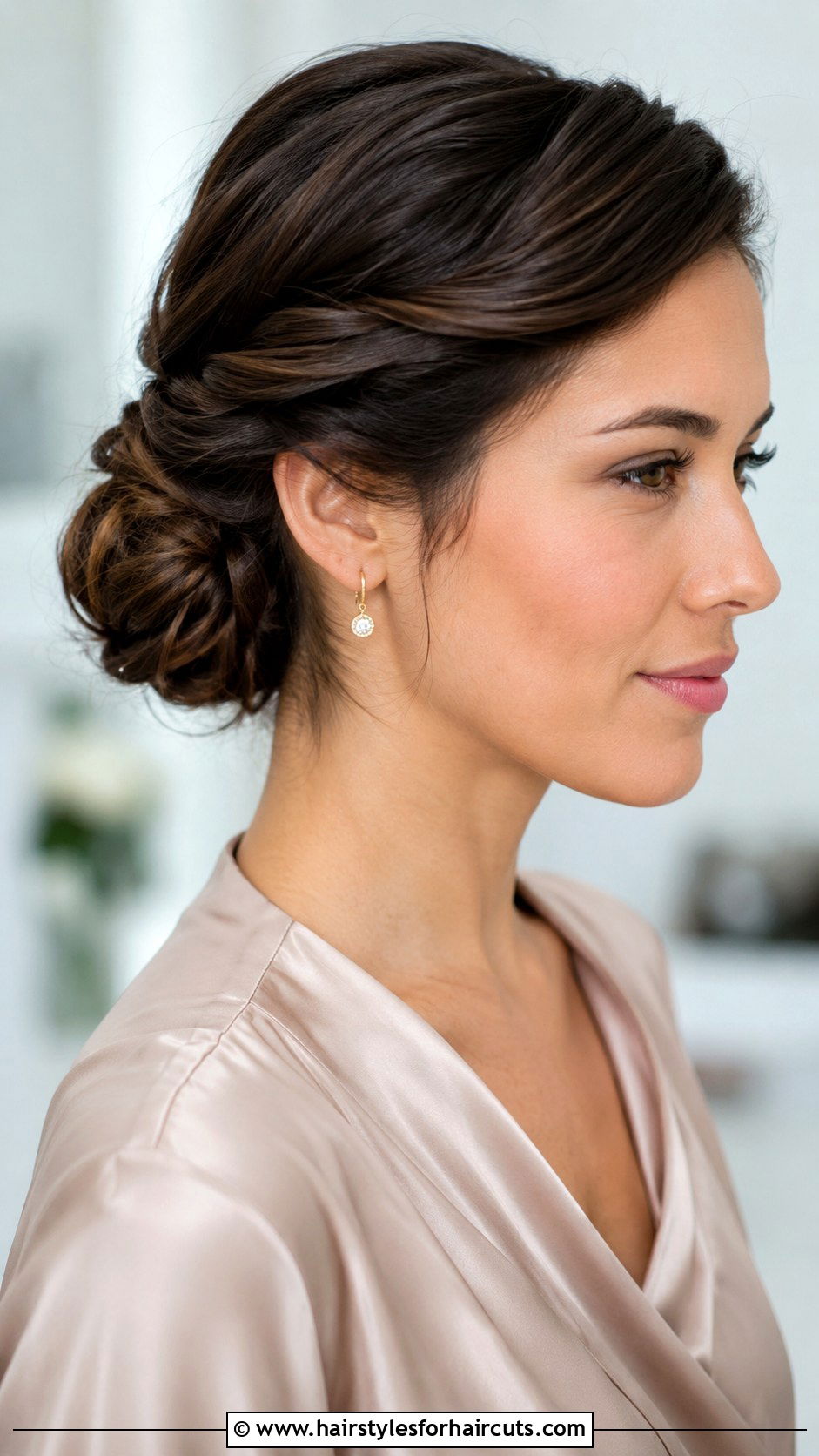 Side Swept Low Bun - 25 easy bun hairstyles for medium hair - 25 easy bun hairstyles for medium hair