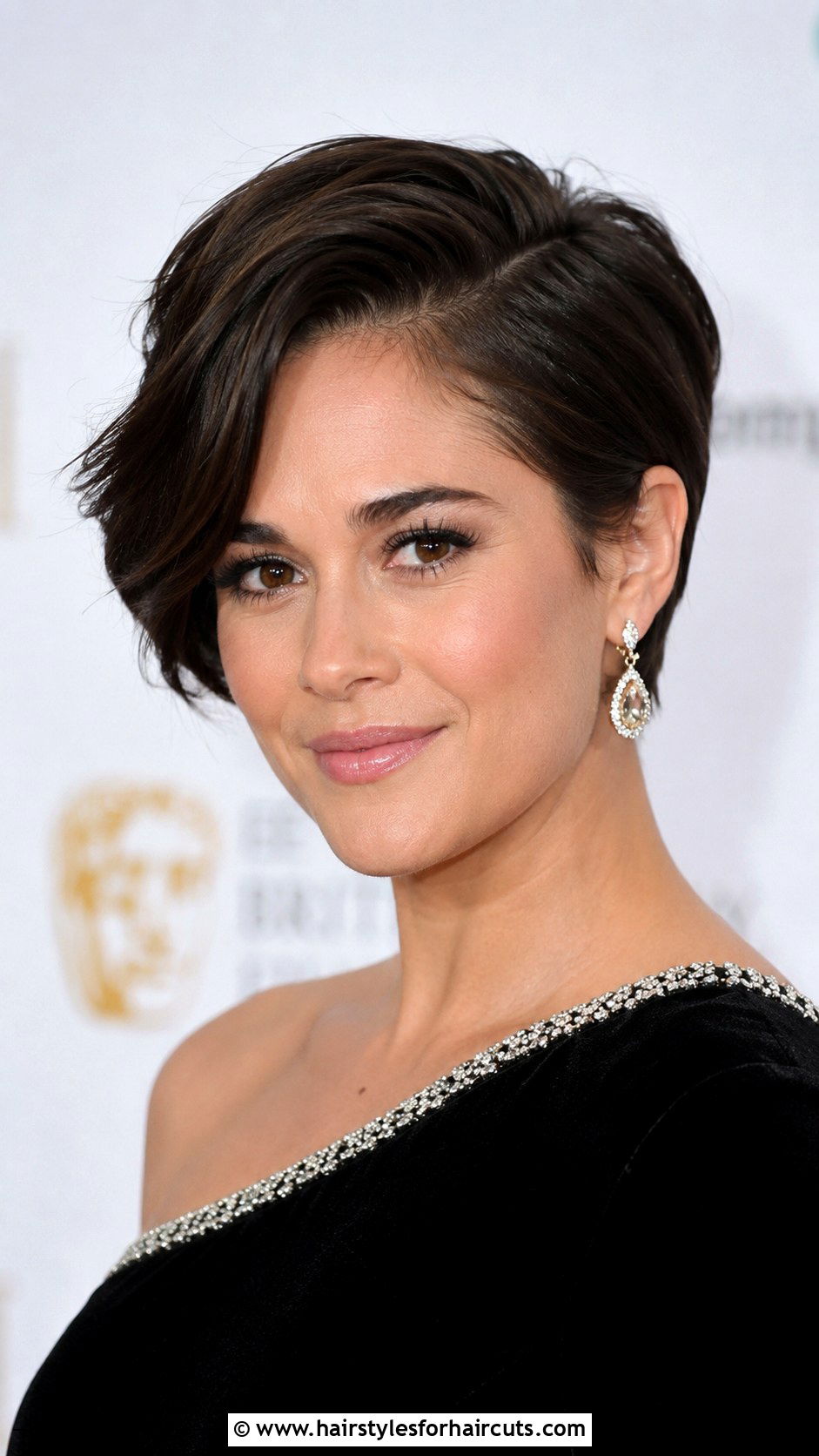 Side Swept Short Hair - 25 easy pretty hairstyles for short hair - 25 easy pretty hairstyles for short hair