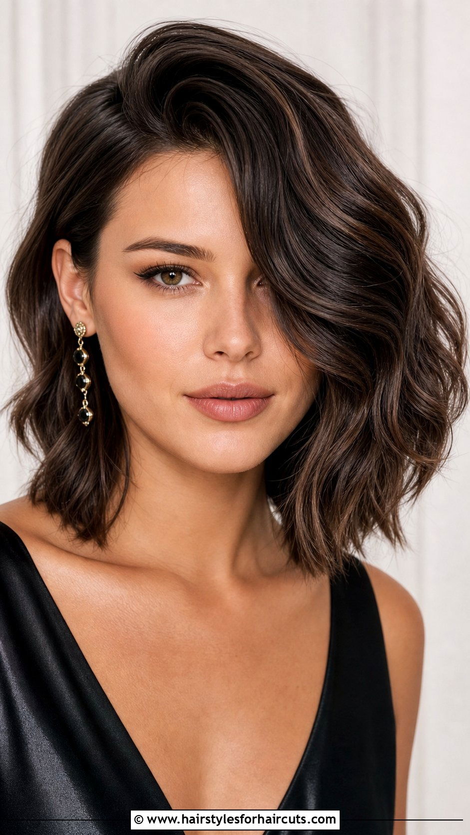 Side Swept Wavy Bob - 25 hairstyles for thin wavy hair over 50 - 25 hairstyles for thin wavy hair over 50
