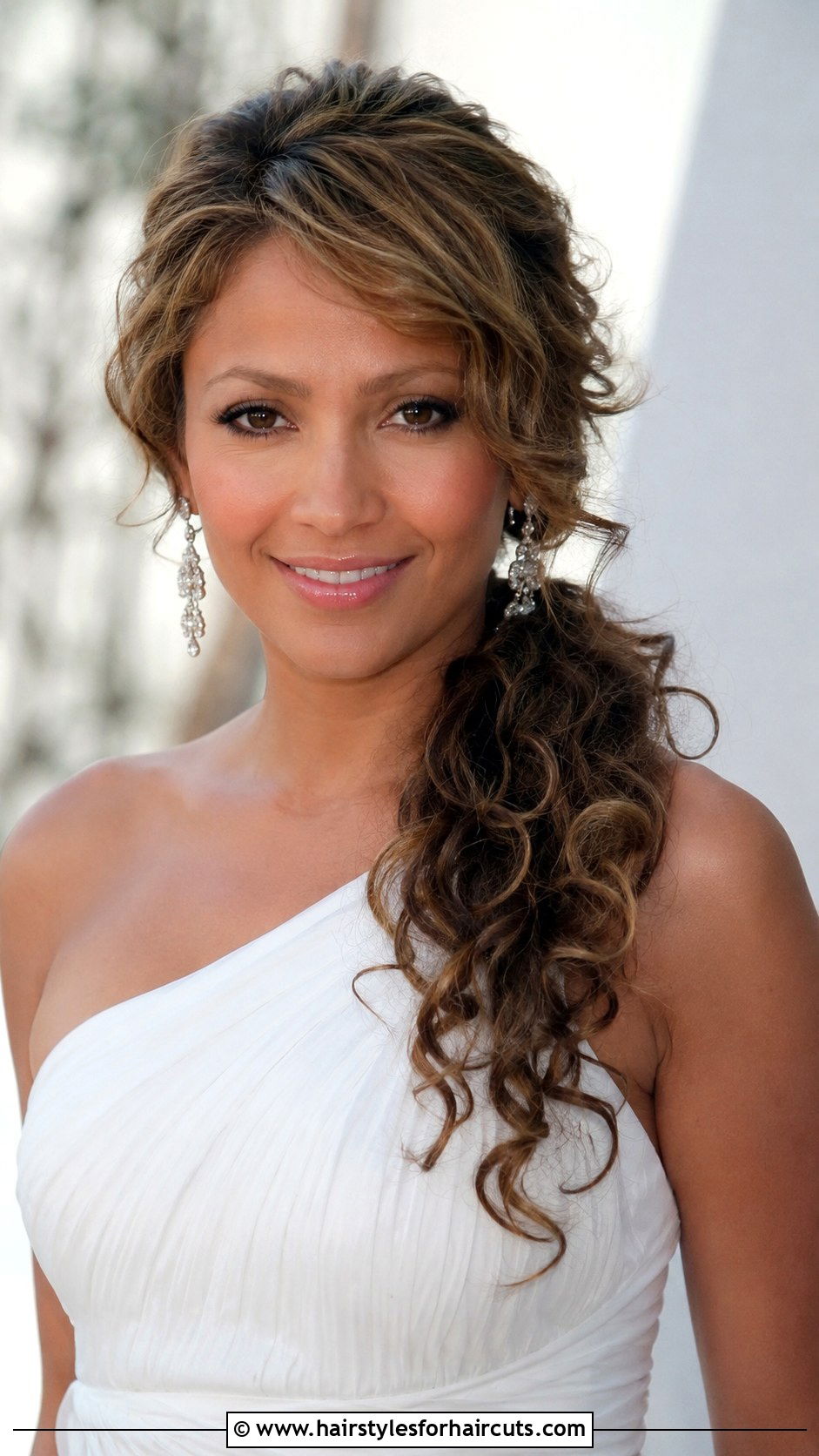 Side Swept Y2K Curly Ponytail - 25 y2k hairstyles for curly hair - 25 y2k hairstyles for curly hair