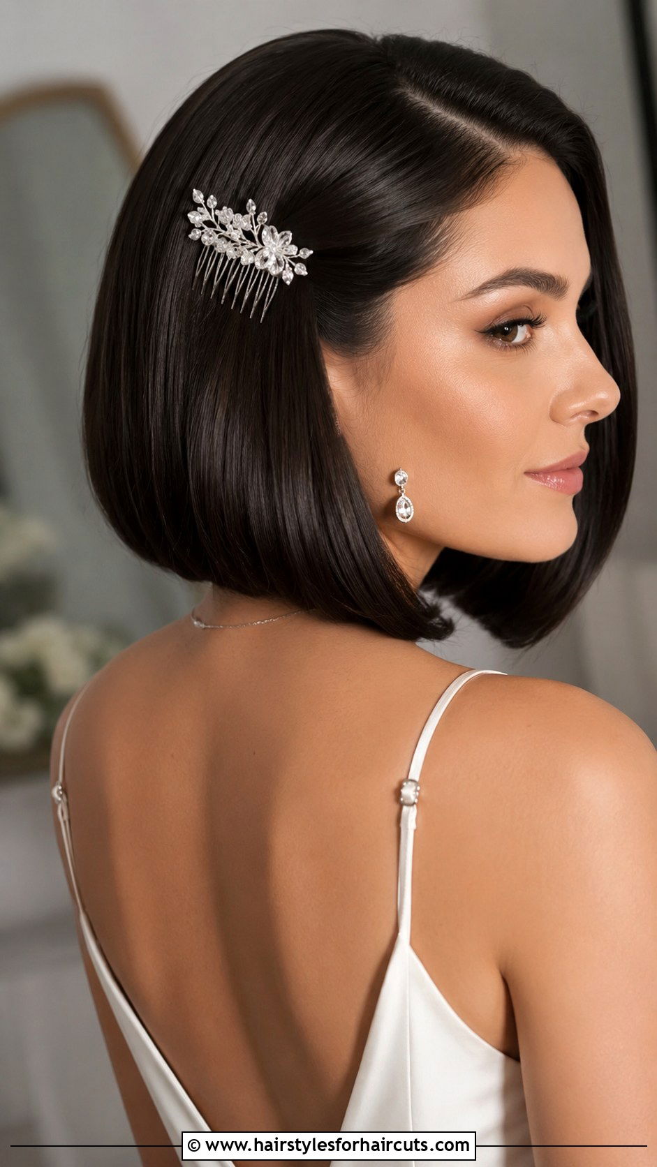 Sleek Bob With Hair Comb - 25 wedding hairstyles for short length hair - 25 wedding hairstyles for short length hair