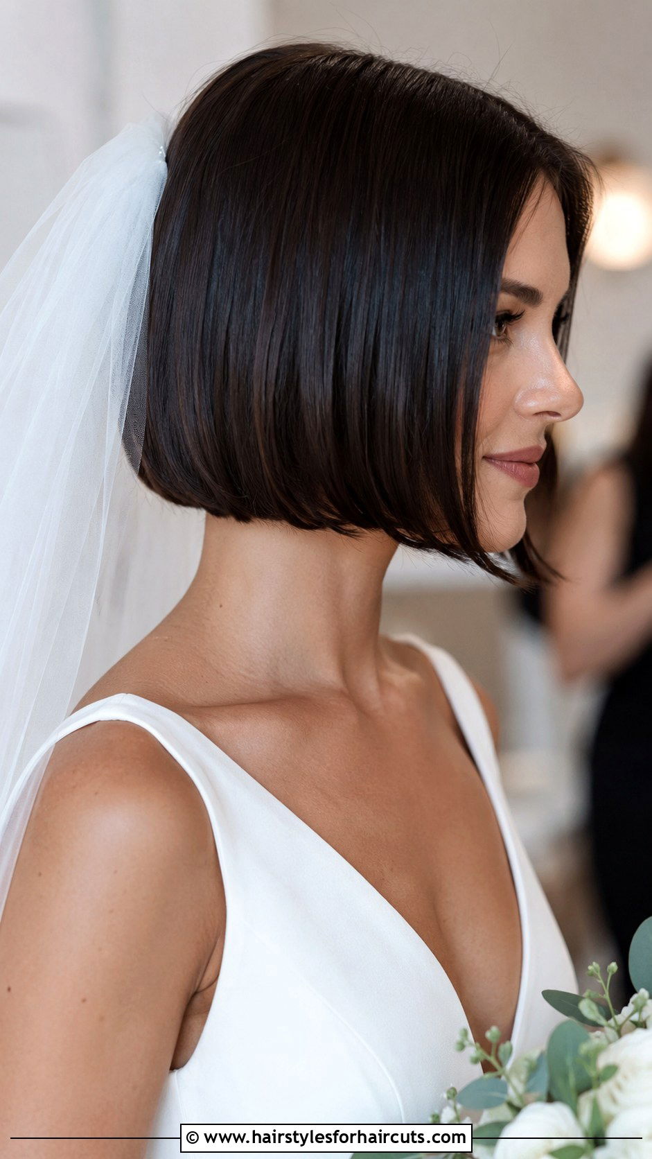 Sleek Chin Length Bob With Veil - 25 bridal hairstyles for short thin hair - 25 bridal hairstyles for short thin hair
