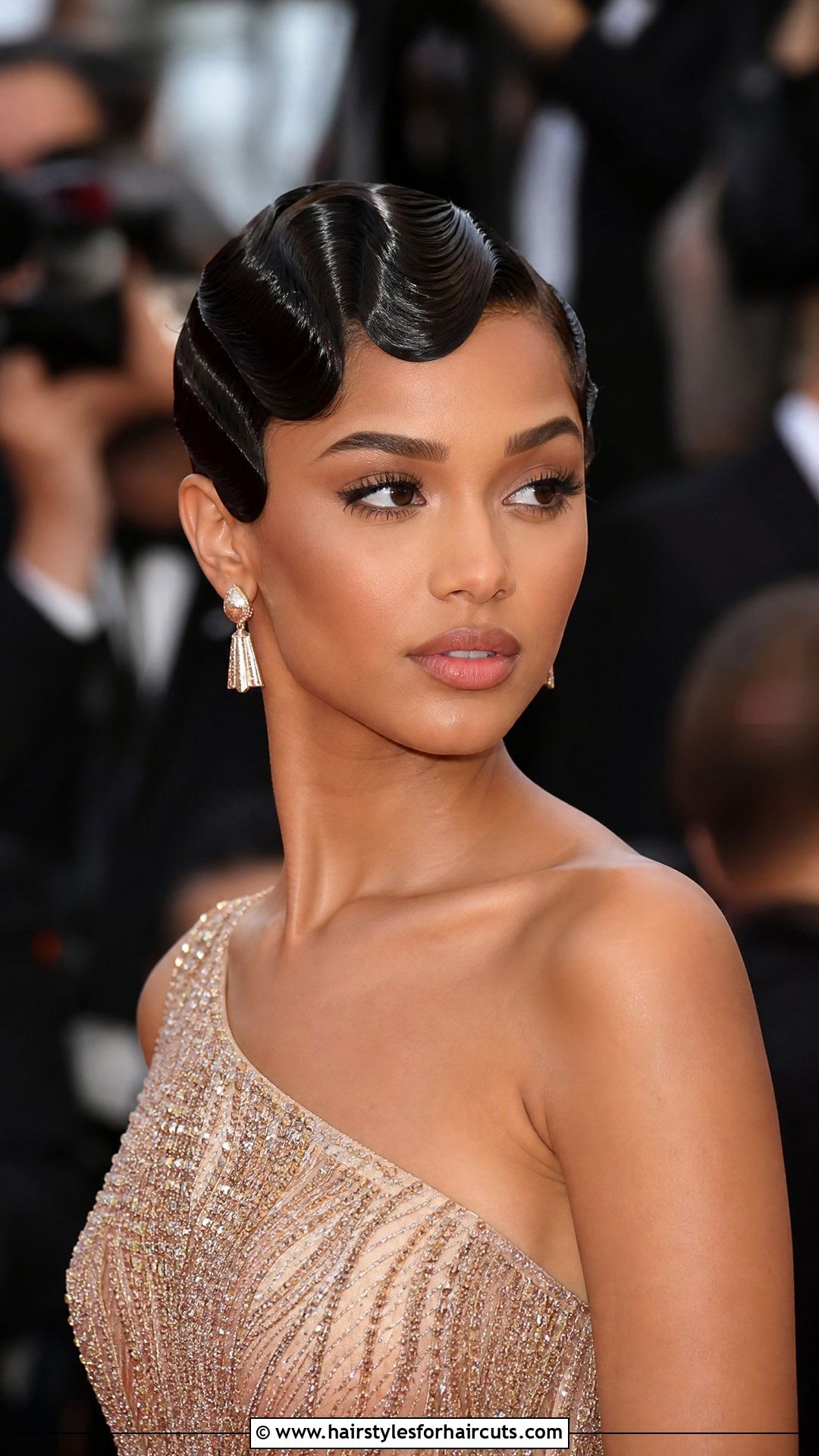 Sleek Finger Wave Flapper Cut - 25 flapper hairstyles short hair - 25 flapper hairstyles short hair