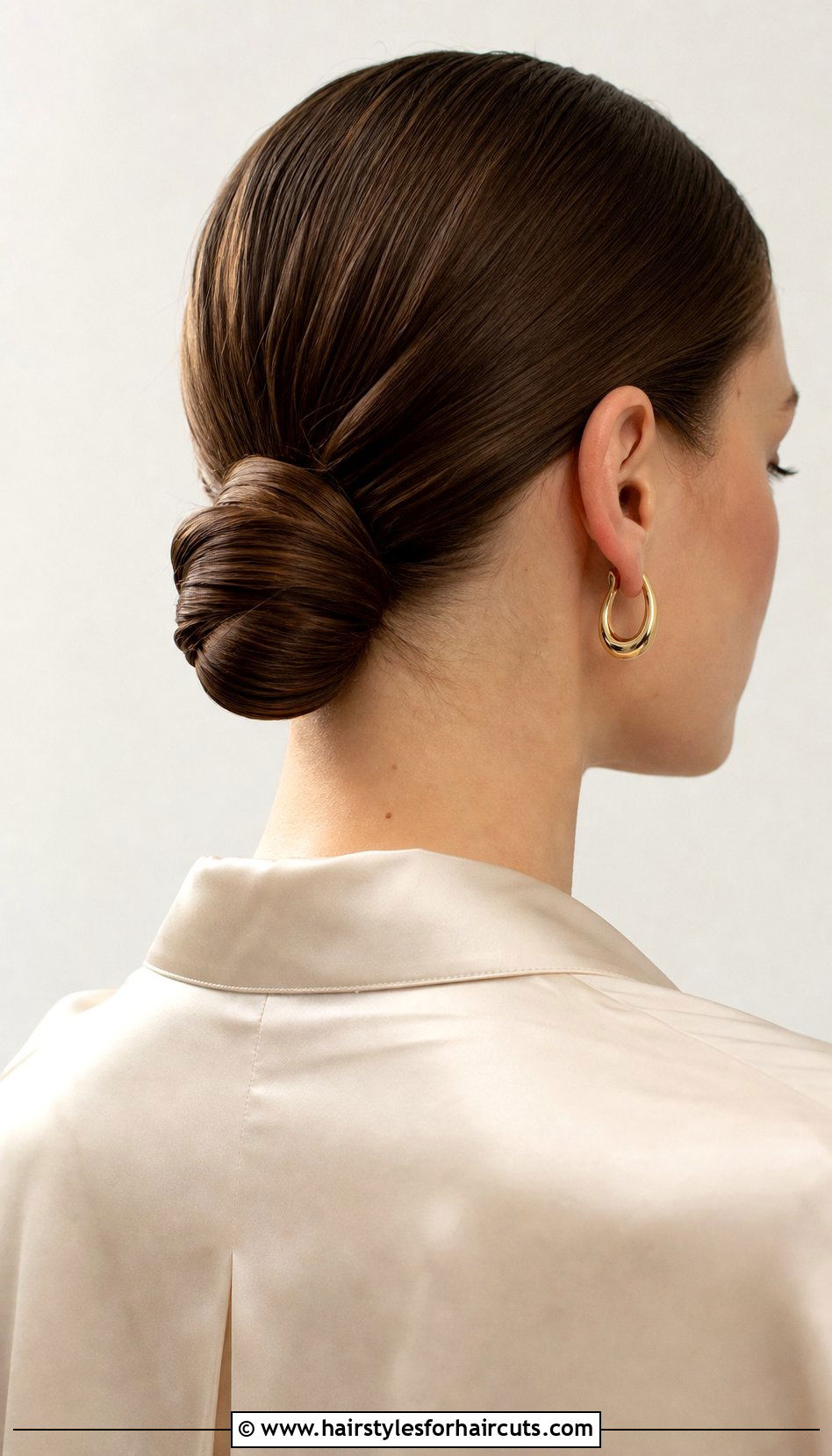 Sleek Low Bun - 25 cute hairstyles long straight hair - 25 cute hairstyles long straight hair