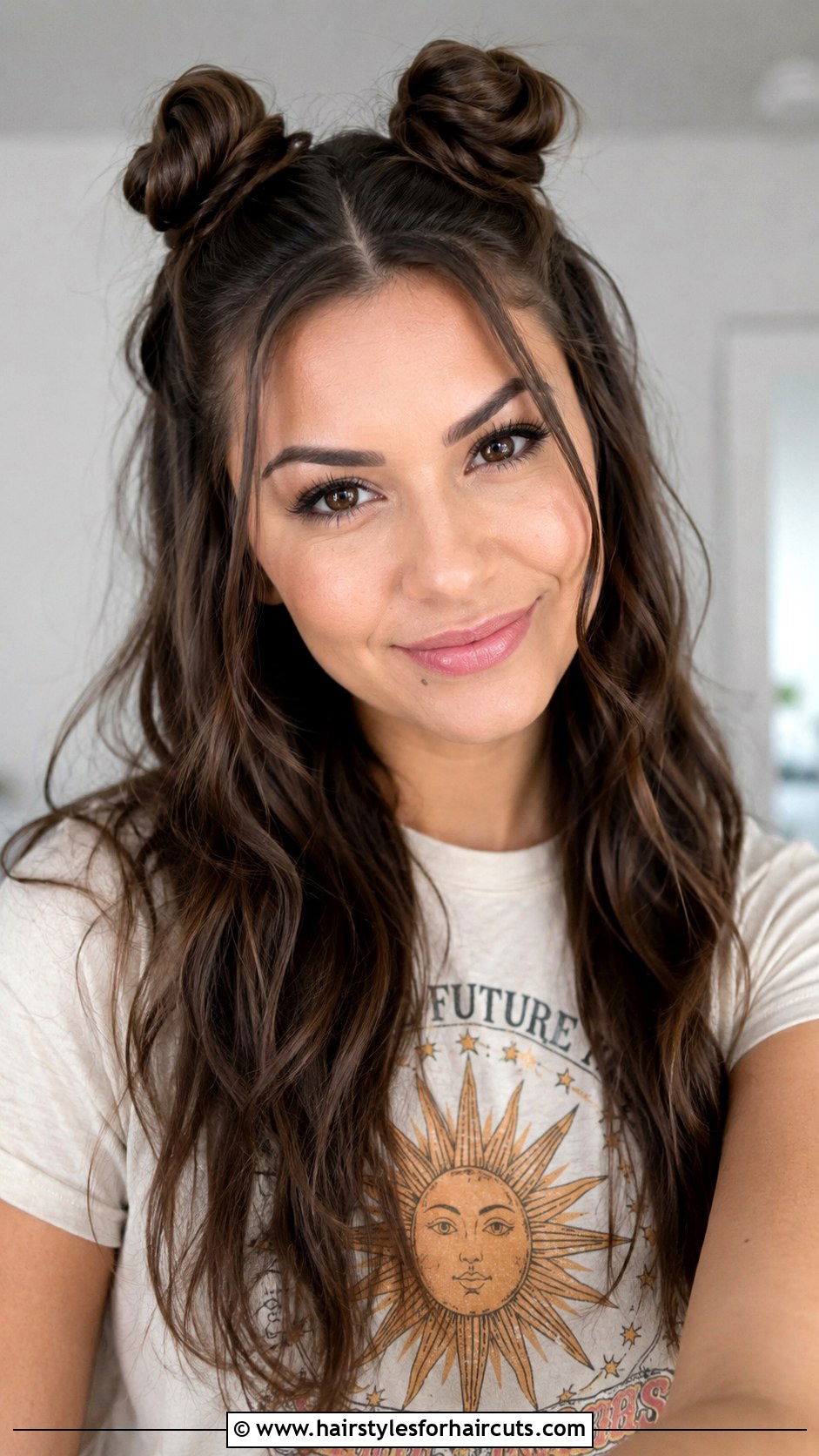 Sleek Low Bun - 25 hairstyles for back to school - 25 hairstyles for back to school