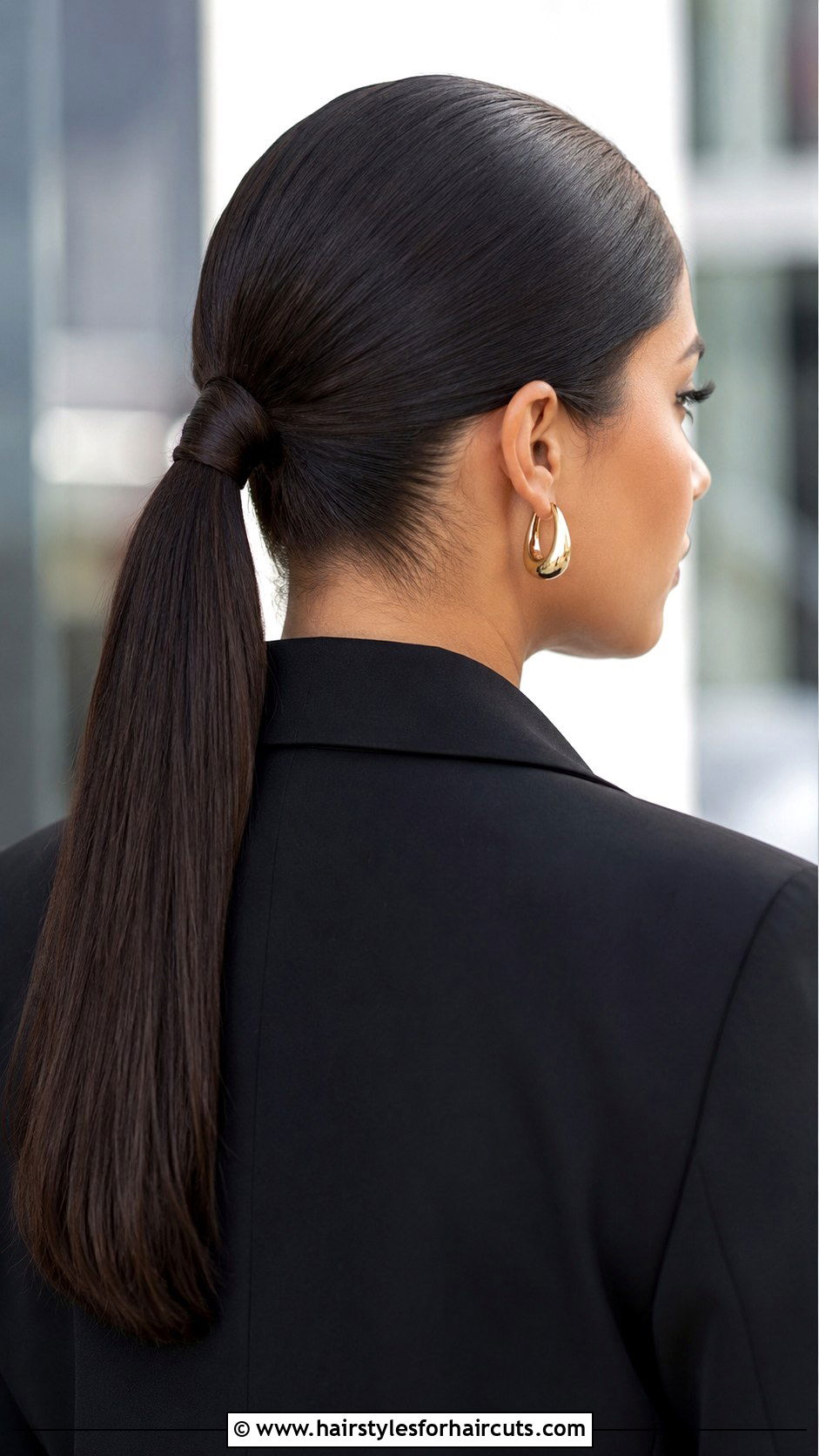 Sleek Low Ponytail - 25 cute hairstyles for work - 25 cute hairstyles for work