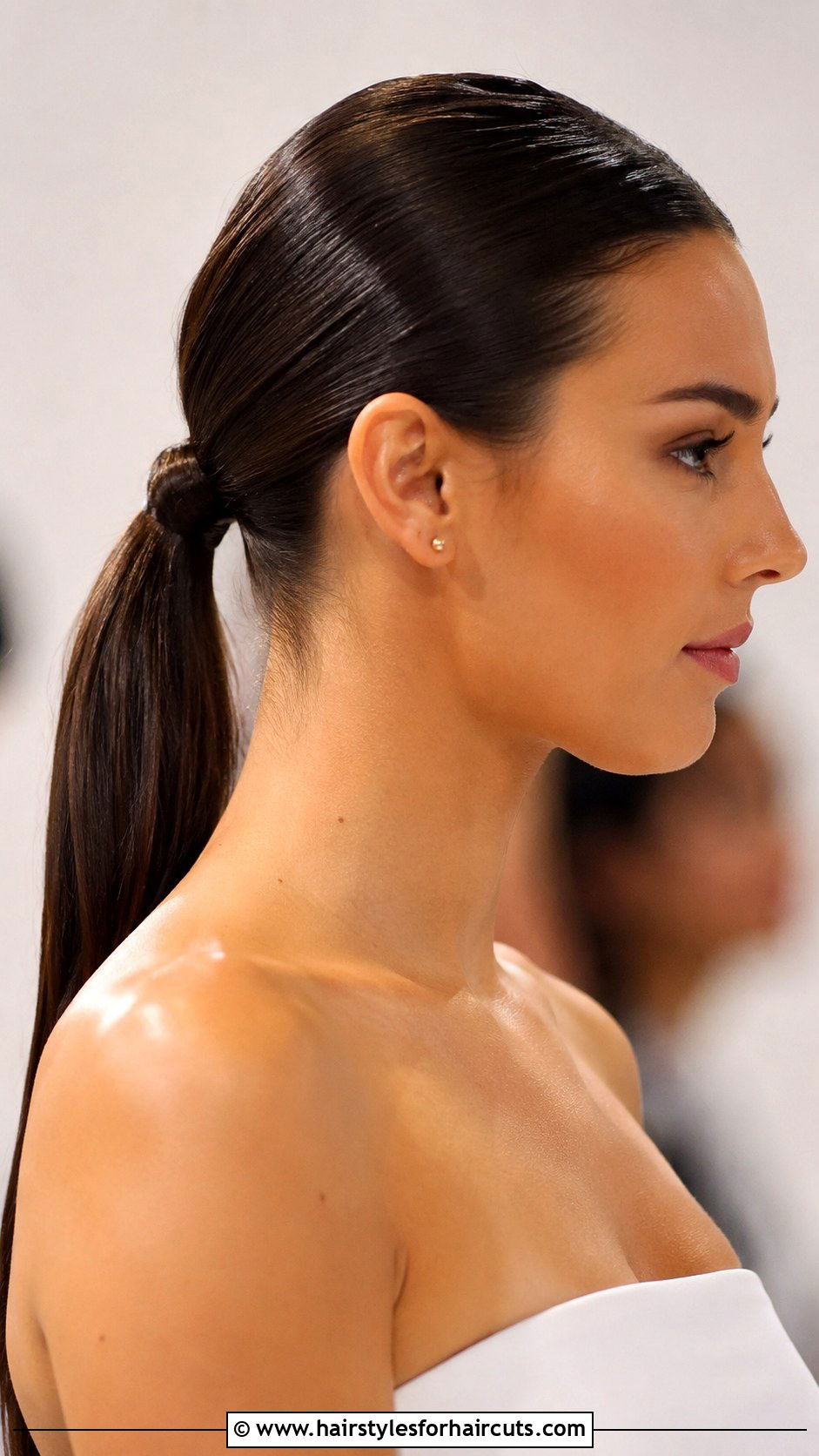 Sleek Low Ponytail - 25 night out hairstyles for medium hair - 25 night out hairstyles for medium hair