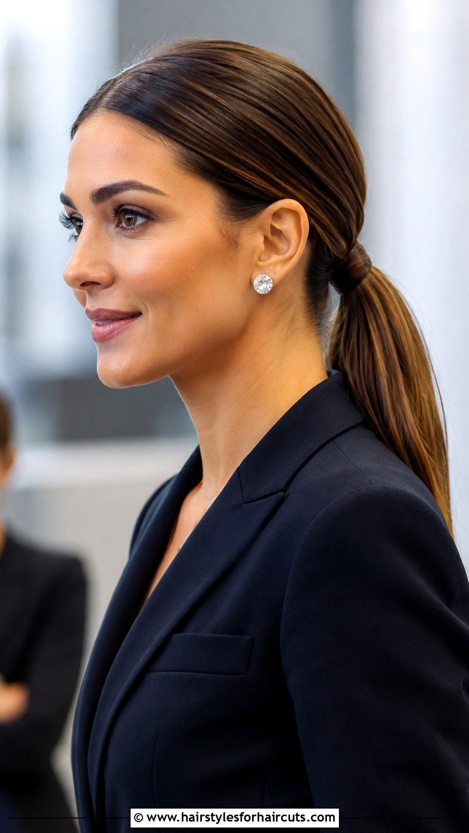 Sleek Low Ponytail For Work - 25 work hairstyles for medium hair - 25 work hairstyles for medium hair
