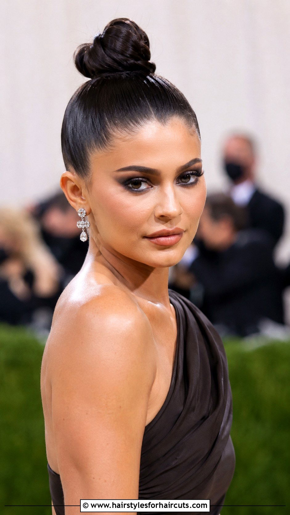 Sleek Top Knot - 25 elegant wedding hairstyles for long hair - 25 elegant wedding hairstyles for long hair