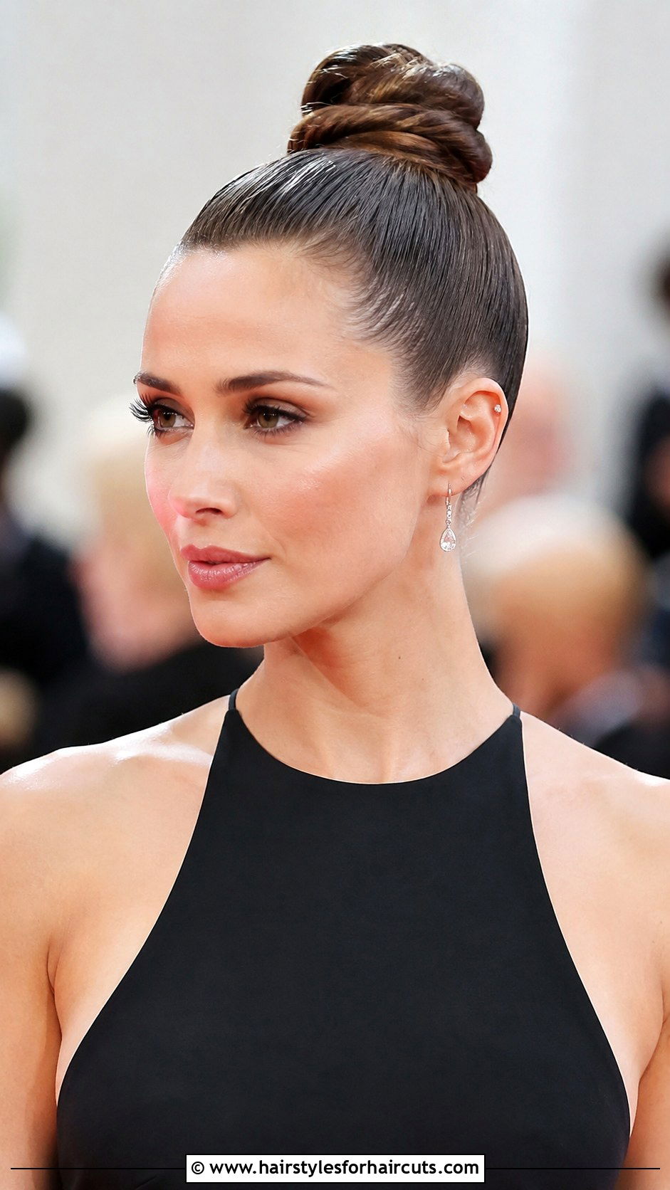 Sleek Top Knot - 25 gala hairstyles for medium hair - 25 gala hairstyles for medium hair