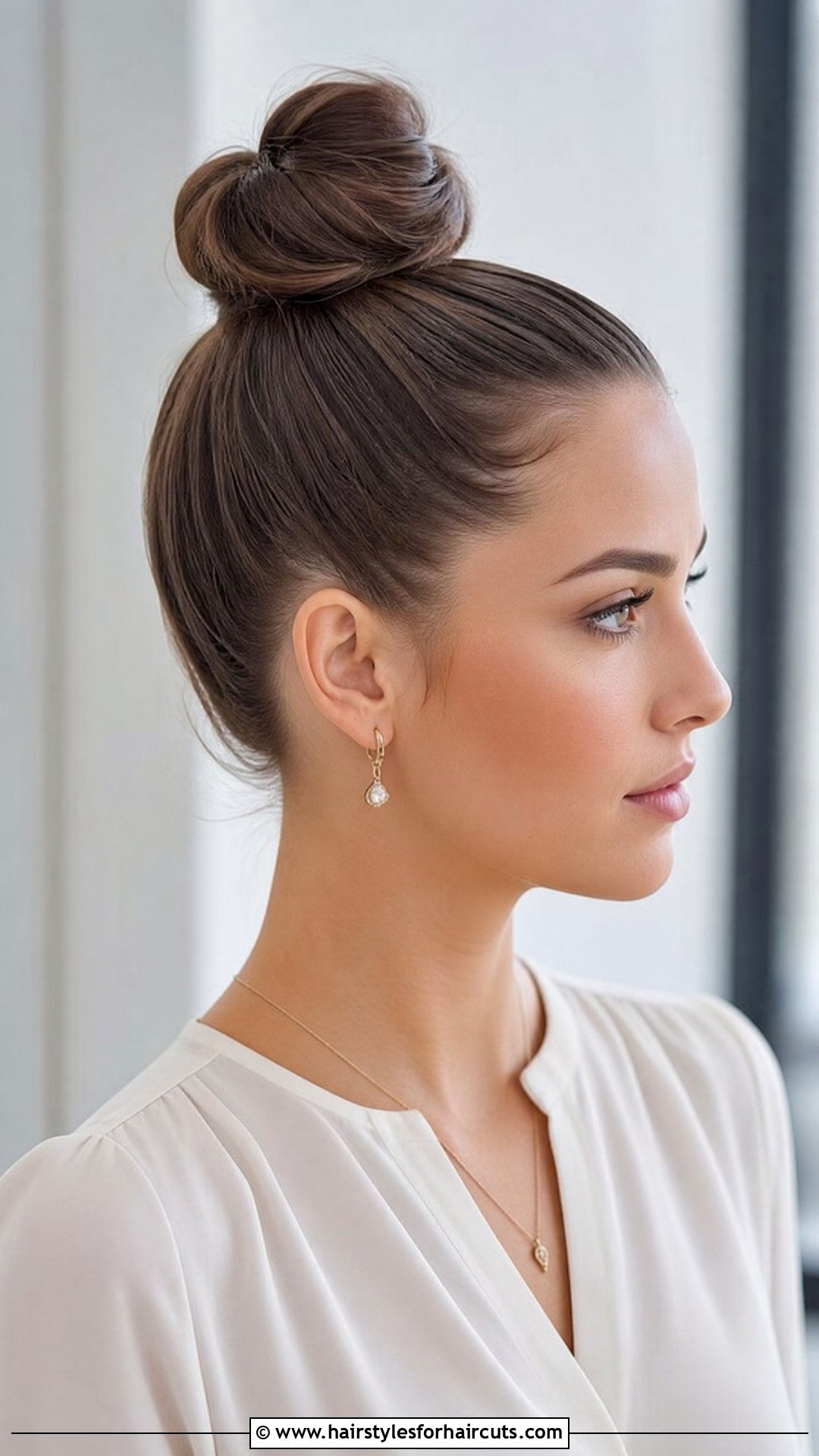 Sleek Top Knot For Long Hair - 25 beginner hairstyles for long hair - 25 beginner hairstyles for long hair