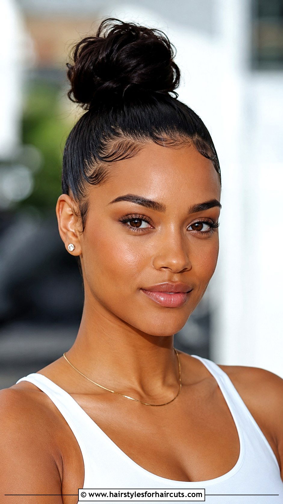 Sleek Top Knot Medium Hair - 25 work hairstyles for medium hair - 25 work hairstyles for medium hair