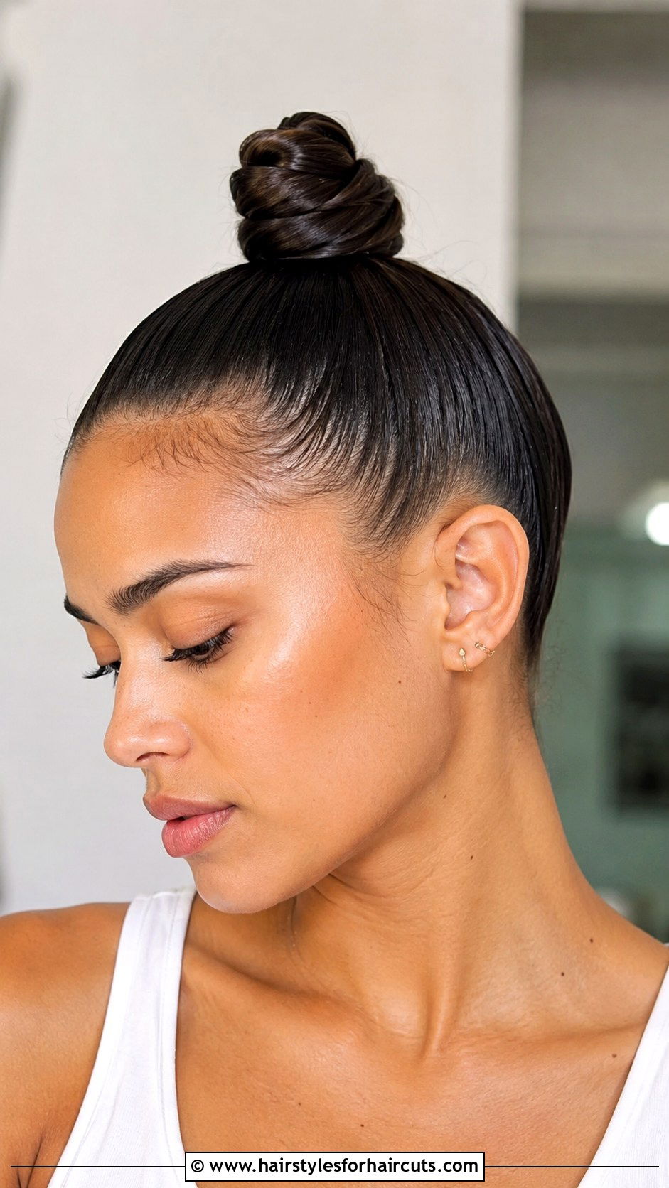 Sleek Top Knot Short Hair - 25 cute easy hairstyles for short hair - 25 cute easy hairstyles for short hair