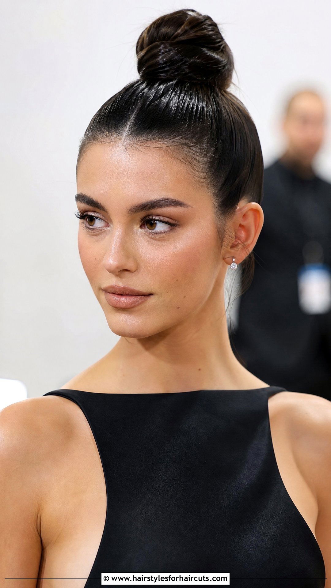 Sleek Top Knot Updo - 25 wedding hairstyles up do - 25 wedding hairstyles up do