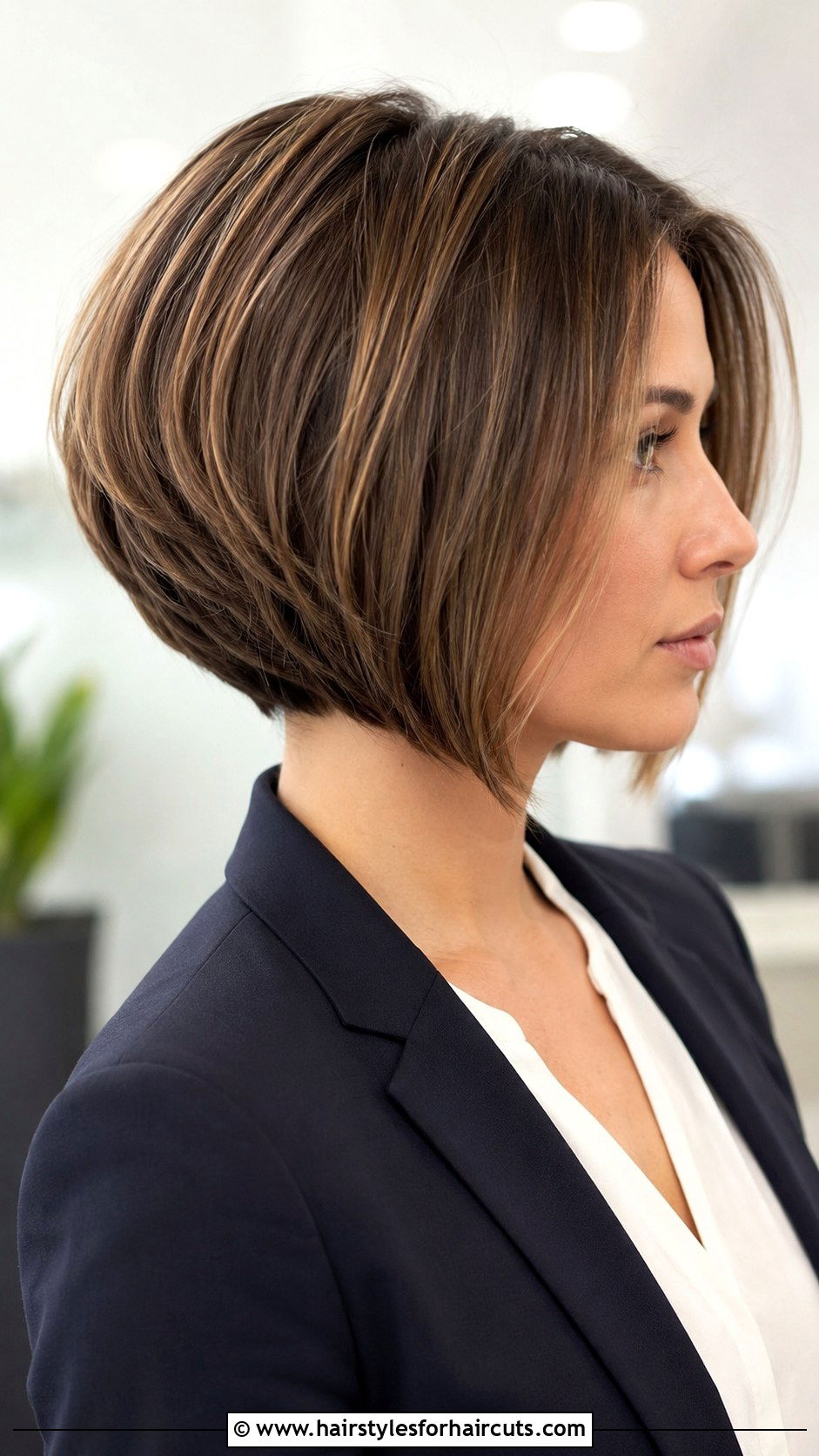 Stacked Bob - 25 hairstyles that make you look younger - 25 hairstyles that make you look younger