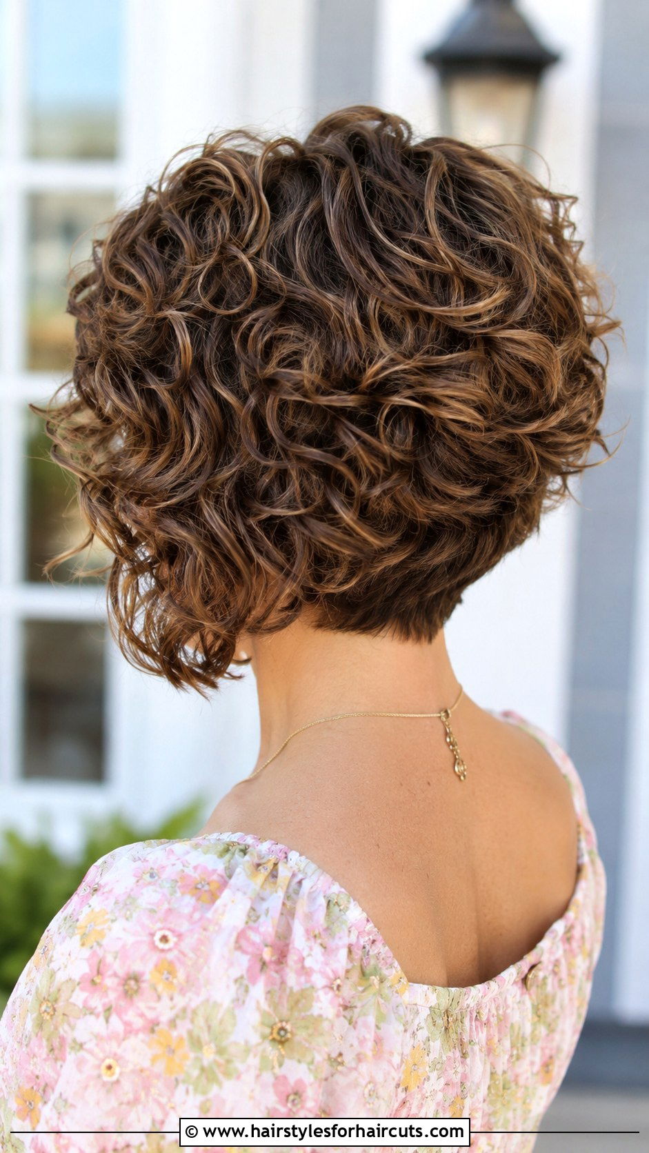 Stacked Curly Bob - 25 curly hairstyles for thin hair - 25 curly hairstyles for thin hair