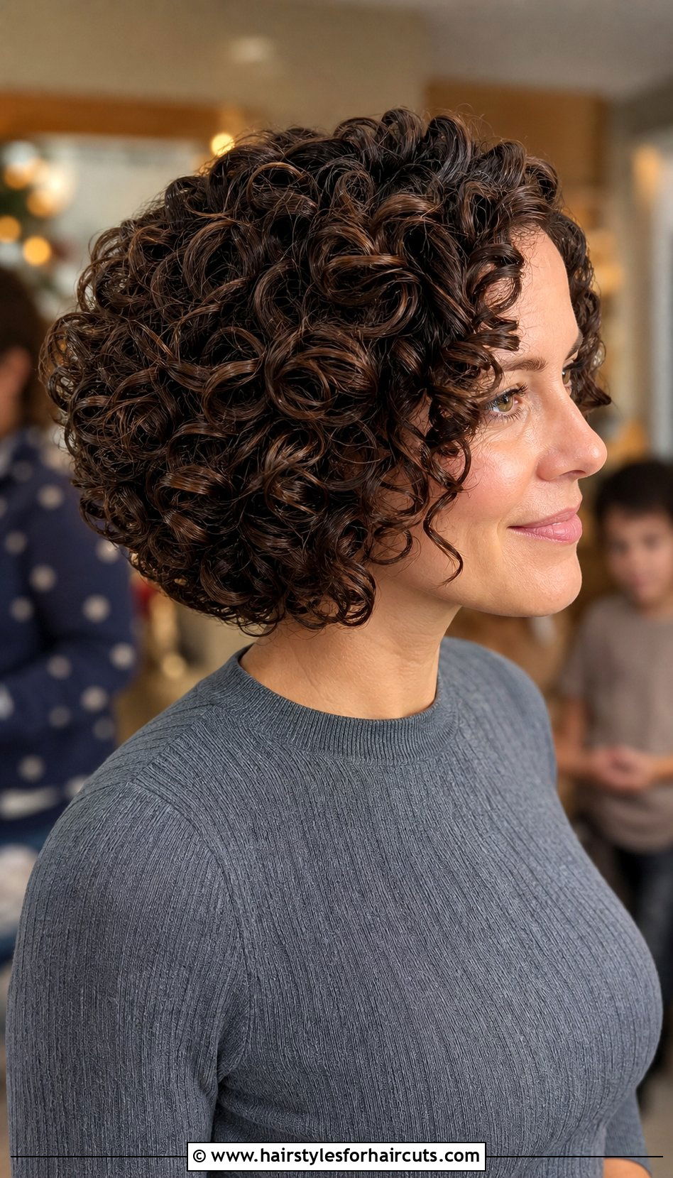 Stacked Curly Bob - 25 hairstyles with curls for medium hair - 25 hairstyles with curls for medium hair