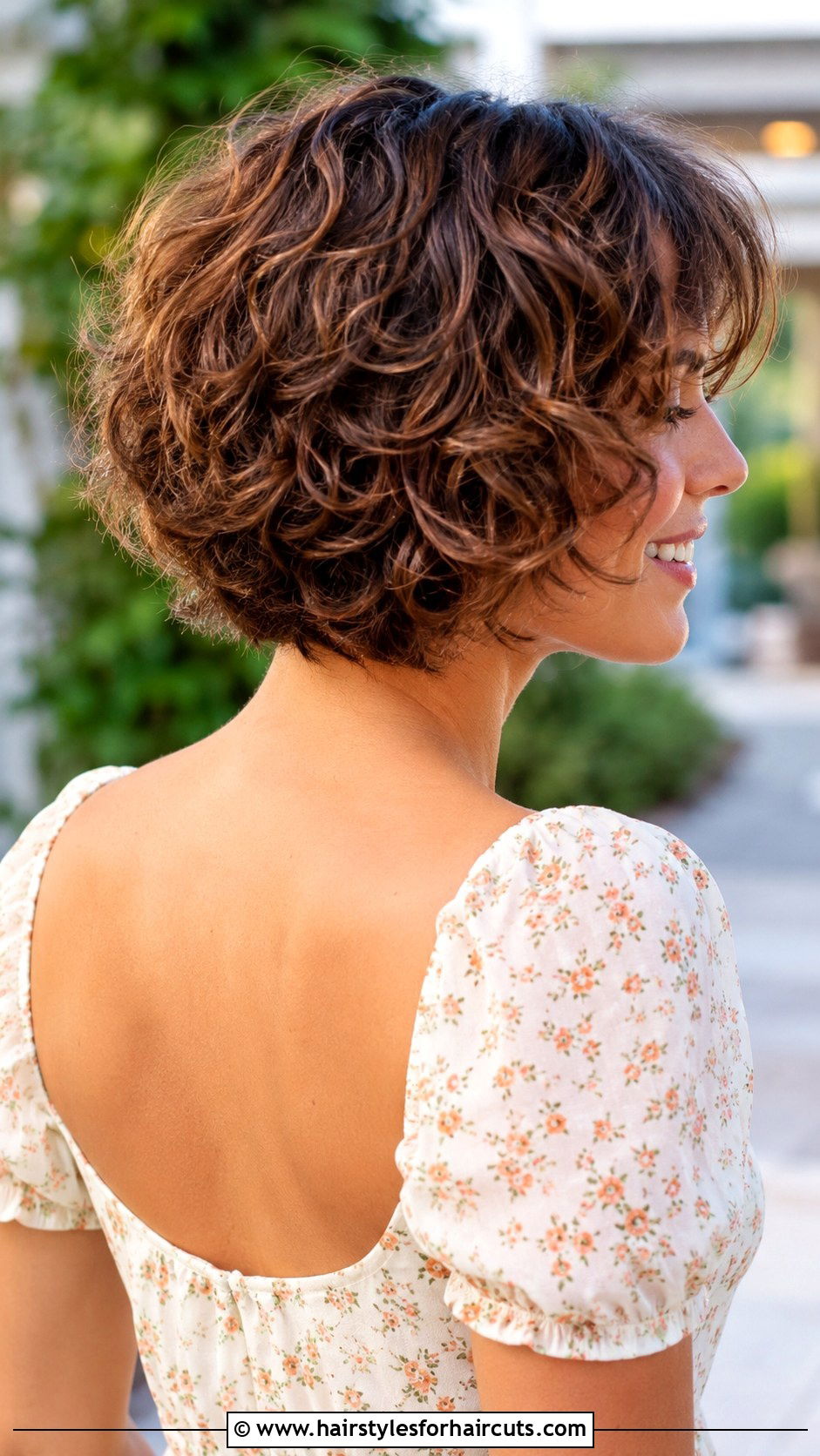 Stacked Curly Bob - 25 short hairstyles for curly hair women - 25 short hairstyles for curly hair women