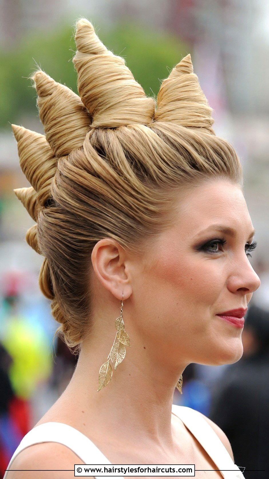 Statue Of Liberty Rolled Updo - 25 statue of liberty hairstyles - 25 statue of liberty hairstyles