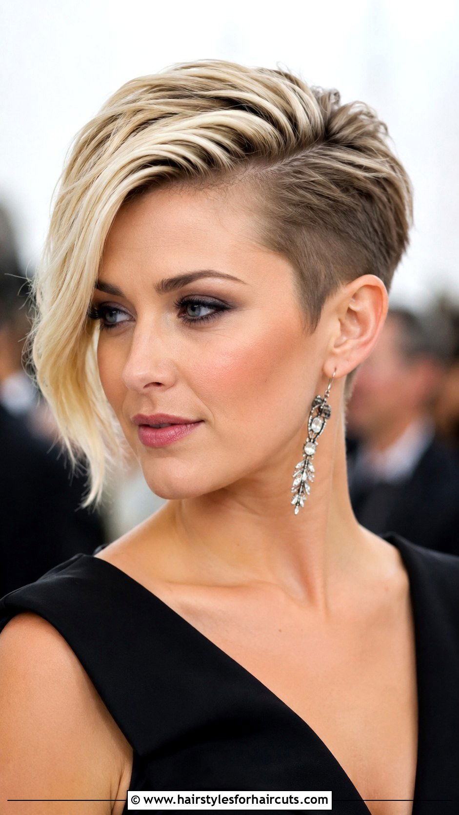 Sweeping Side Pixie - 25 best haircuts for fine hair women - 25 best haircuts for fine hair women