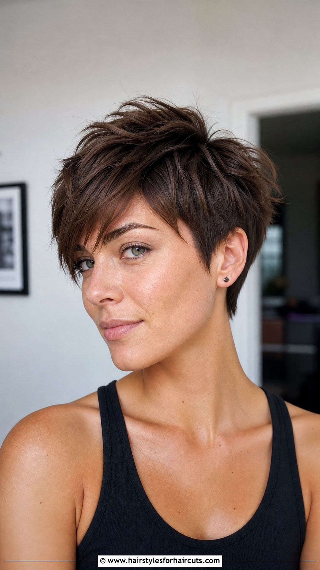 Textured Crop Haircut - 25 low haircuts for ladies with round face - 25 low haircuts for ladies with round face